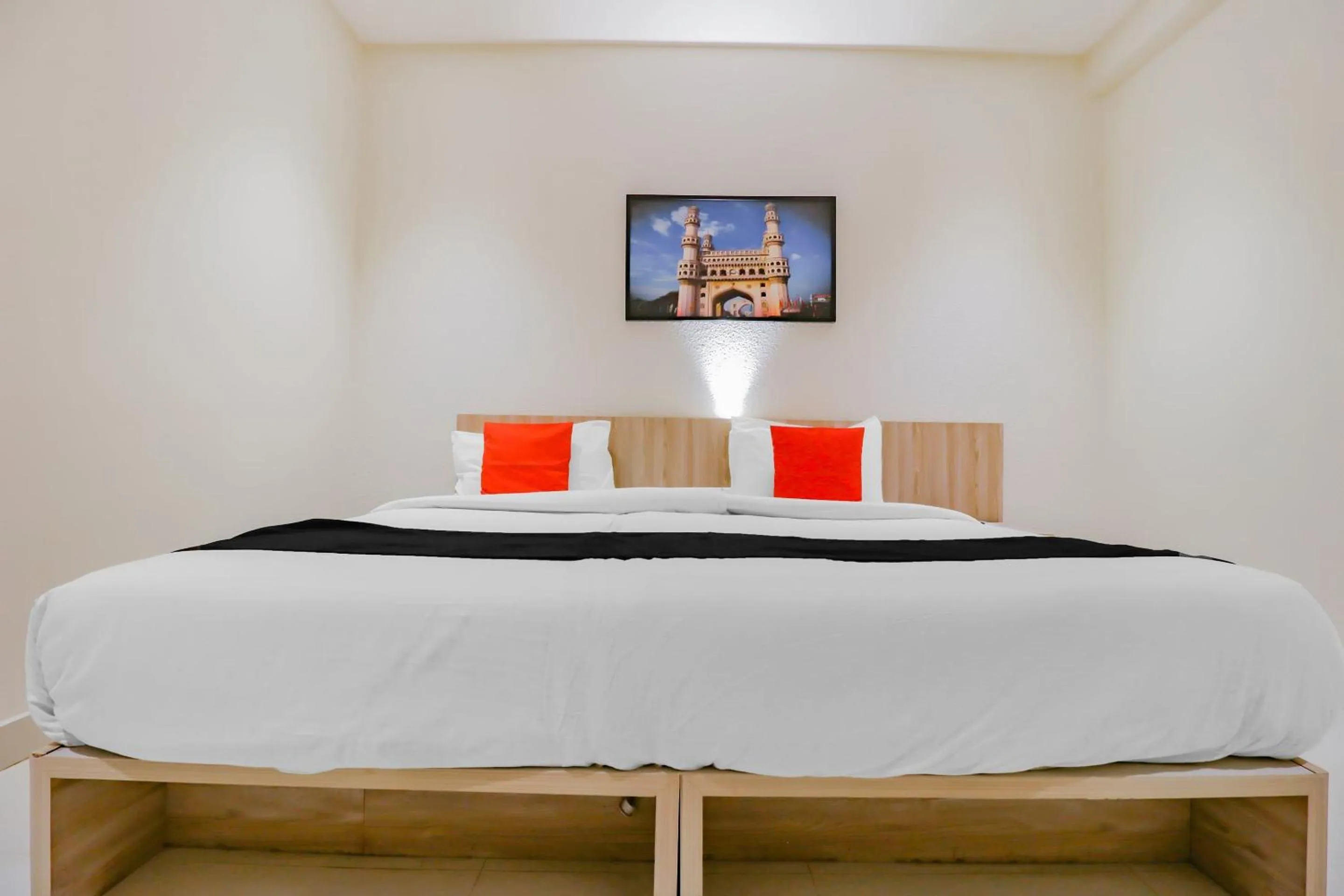 Bedroom in Capital O Royal Keys Near Brookfield Mall, AECS Layout