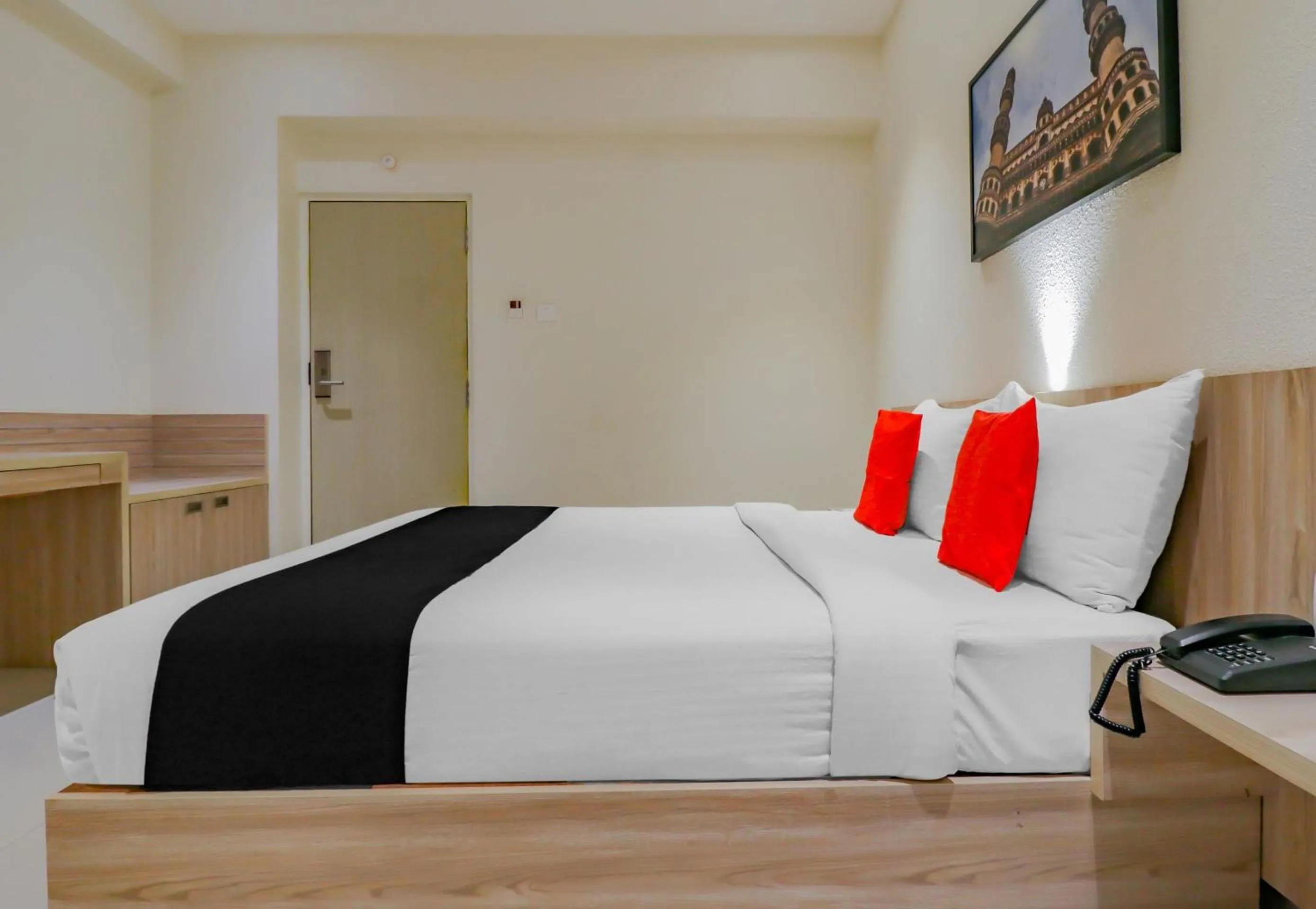 Bedroom in Capital O Royal Keys Near Brookfield Mall, AECS Layout