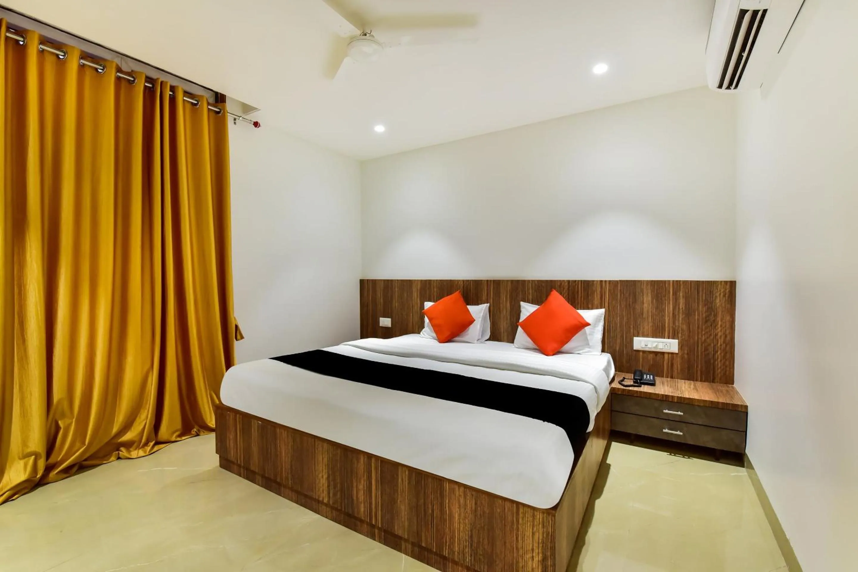 Bedroom in Capital O Maurya Inn