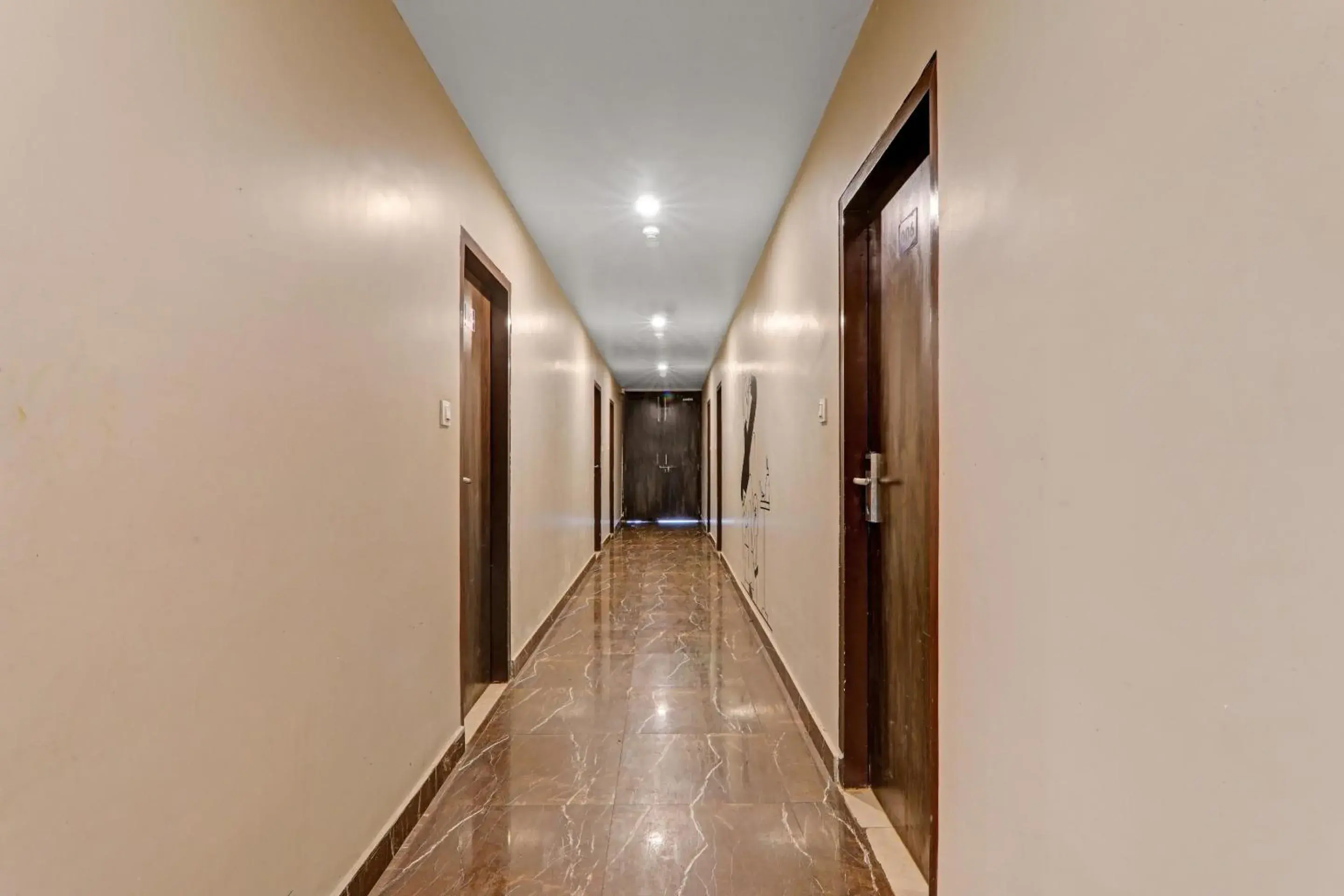 Lobby or reception in Super Townhouse Amaraa Hotel Near Phoenix Palassio Lobby or reception in Super Townhouse Amaraa Hotel Near Phoenix Palassio