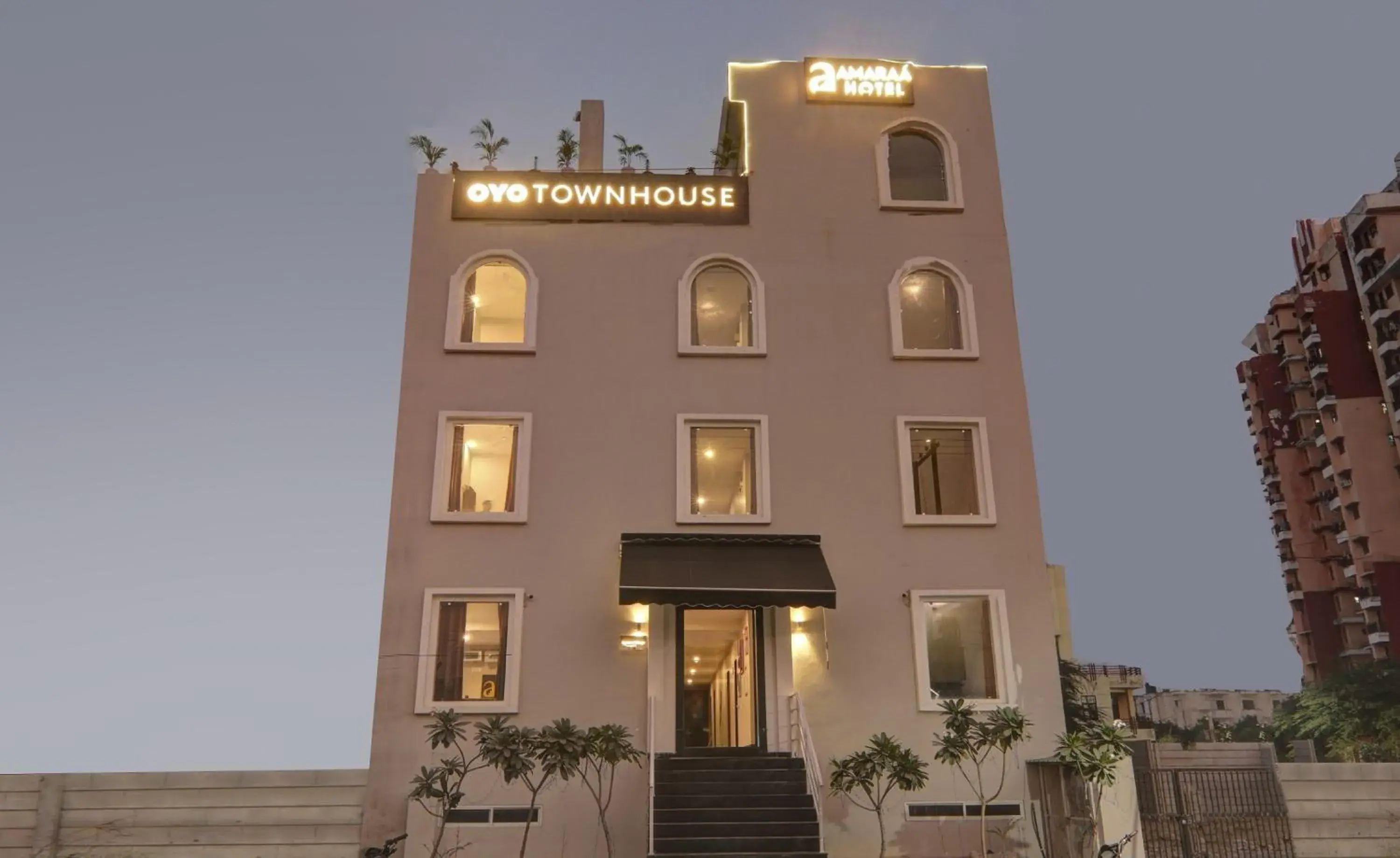 Super Townhouse Amaraa Hotel Near Phoenix Palassio Super Townhouse Amaraa Hotel Near Phoenix Palassio