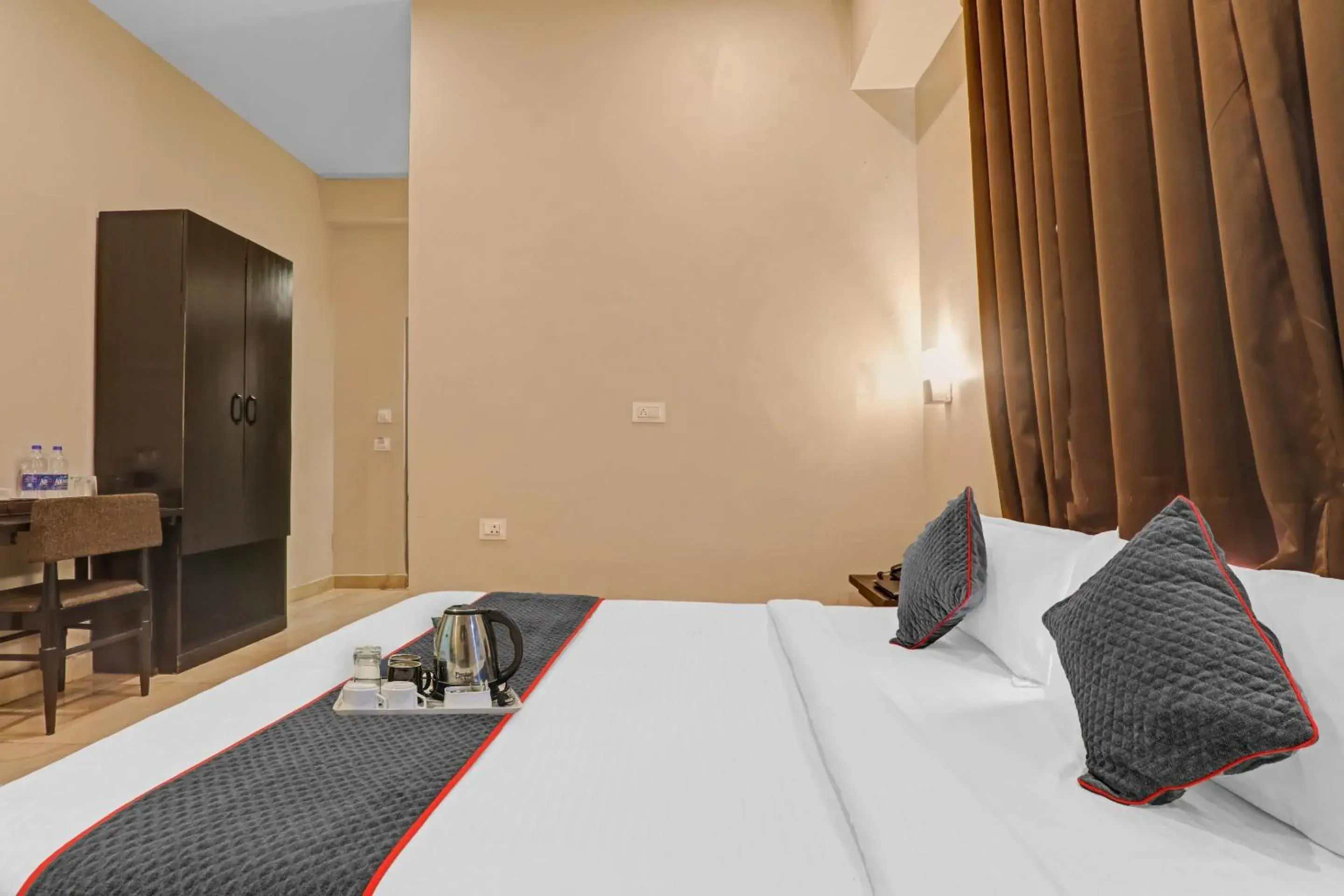 Classic Triple Room - single occupancy in Townhouse Amaraa Hotel Near Phoenix Palassio Classic Triple Room - single occupancy in Townhouse Amaraa Hotel Near Phoenix Palassio