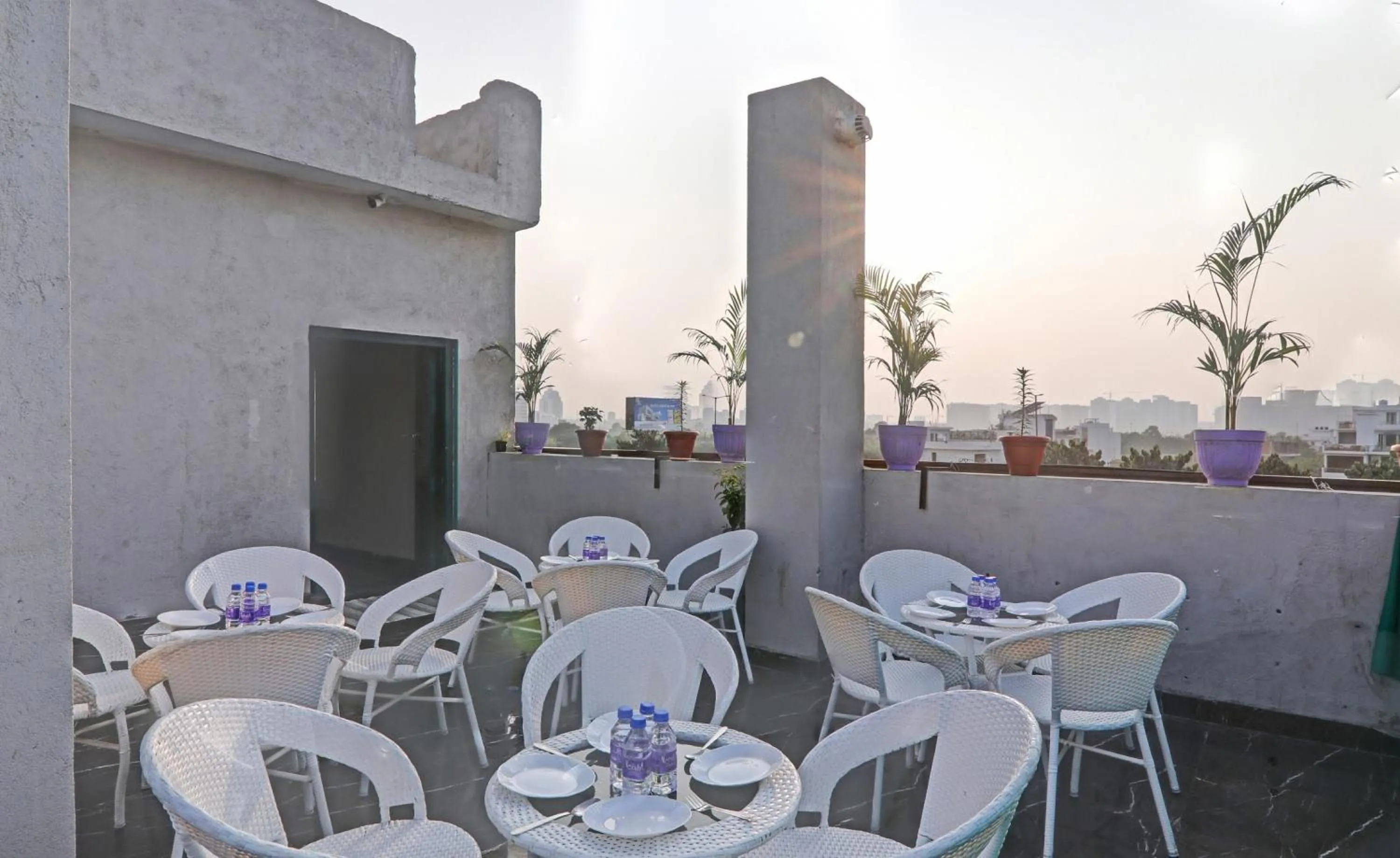Restaurant/places to eat in Super Townhouse Amaraa Hotel Near Phoenix Palassio