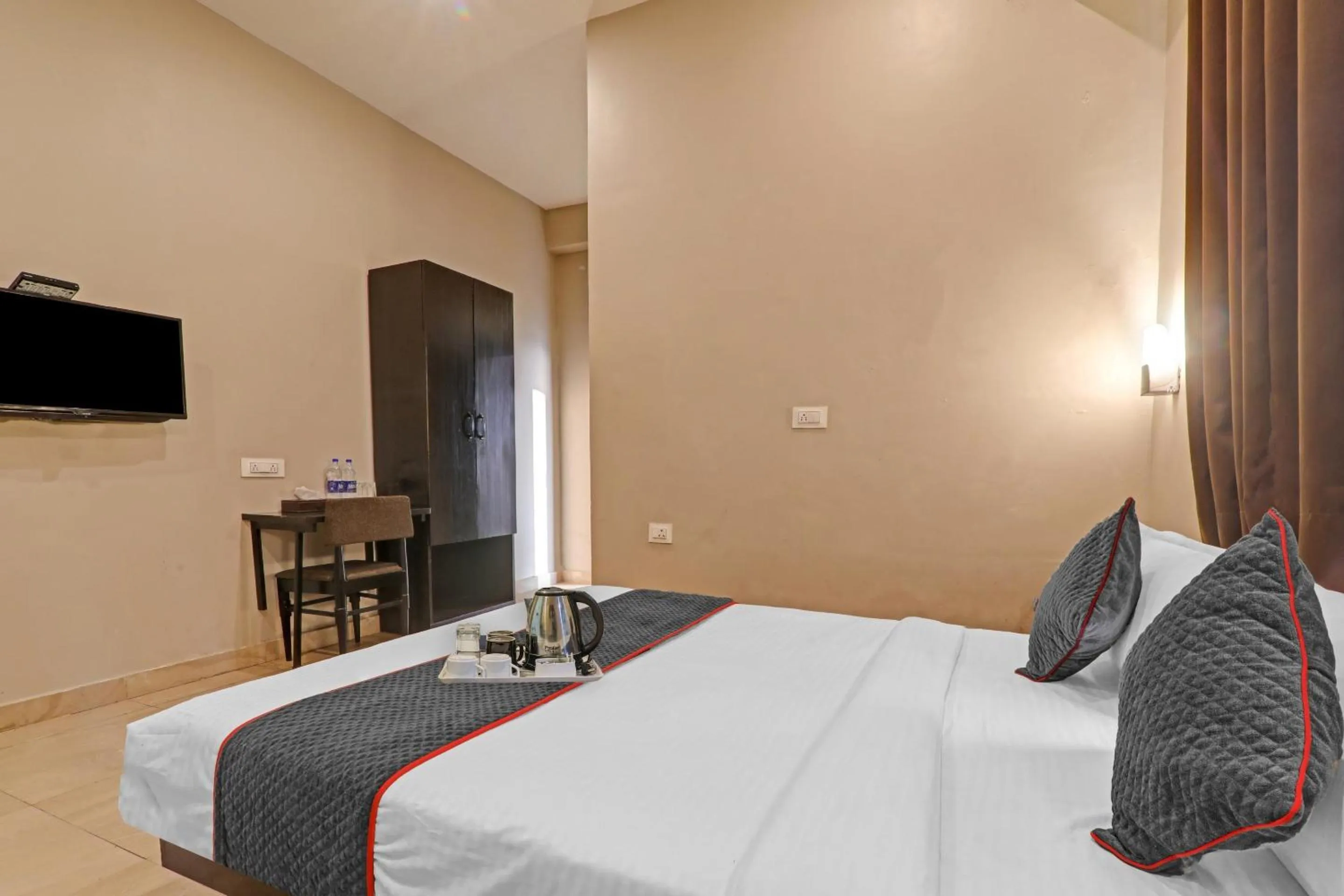 Bedroom in Super Townhouse Amaraa Hotel Near Phoenix Palassio