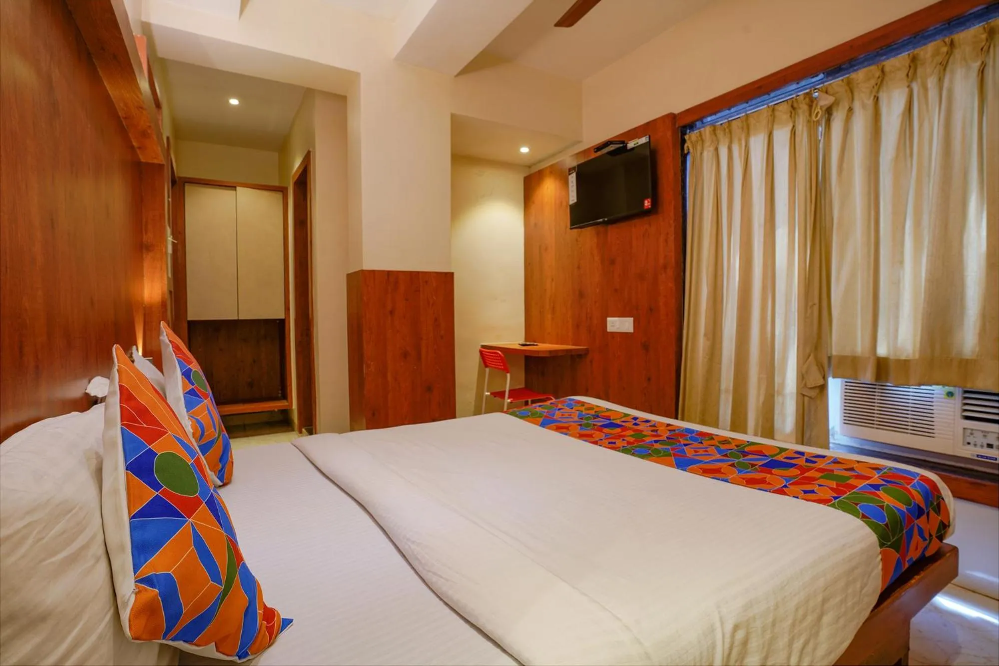 Bed in Via Super 7 Inn- Nr Rabale Station