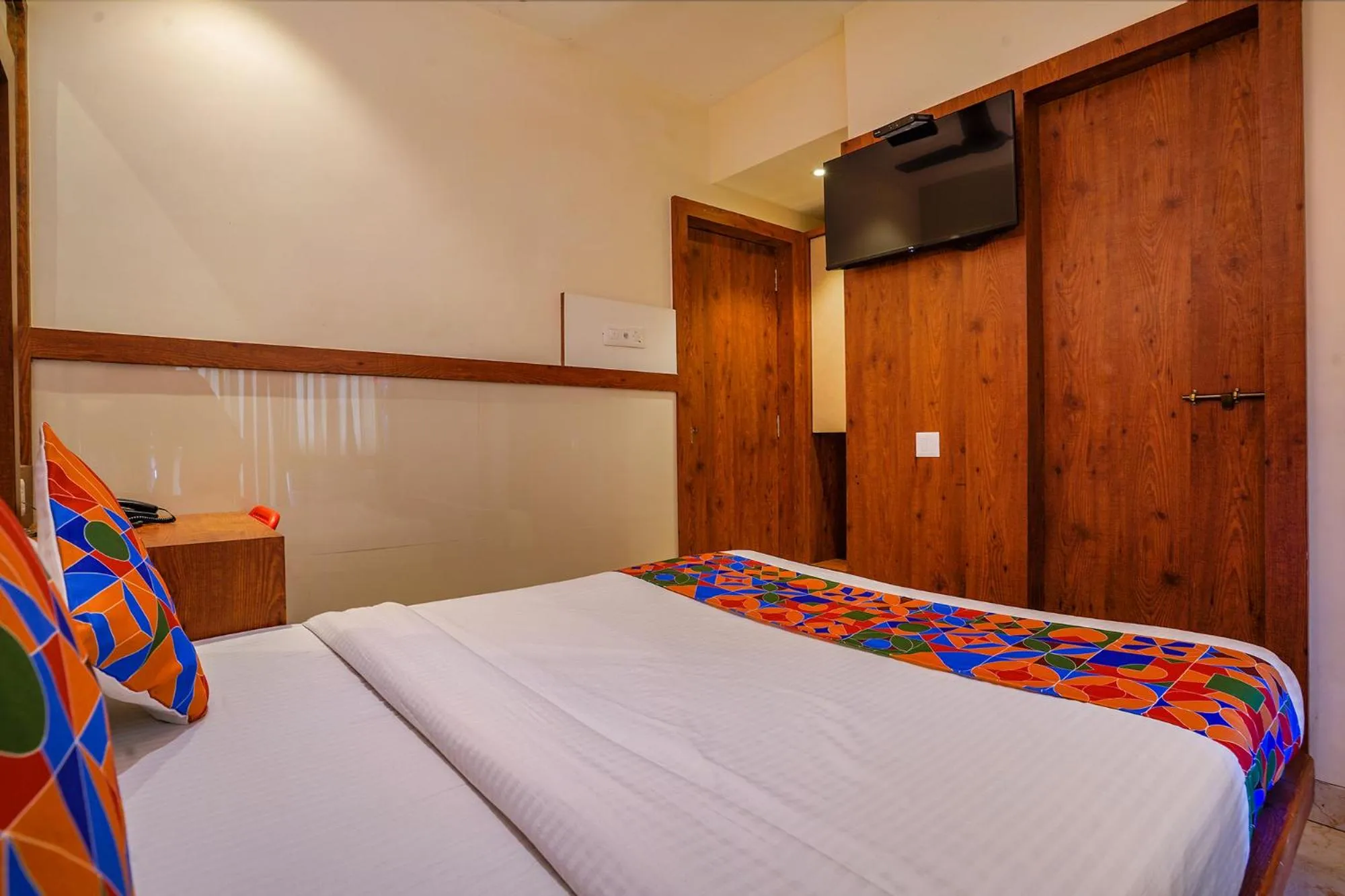 Bed in Via Super 7 Inn- Nr Rabale Station