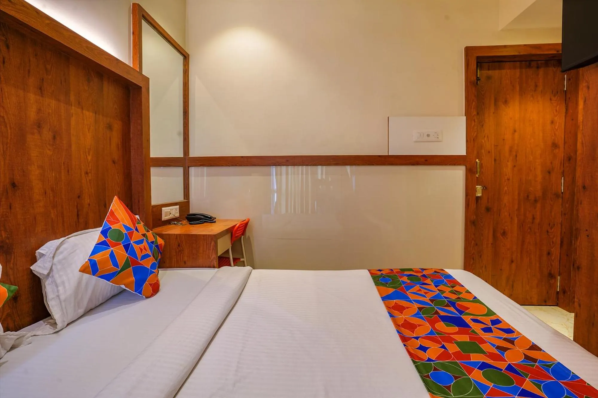 Bed in Via Super 7 Inn- Nr Rabale Station