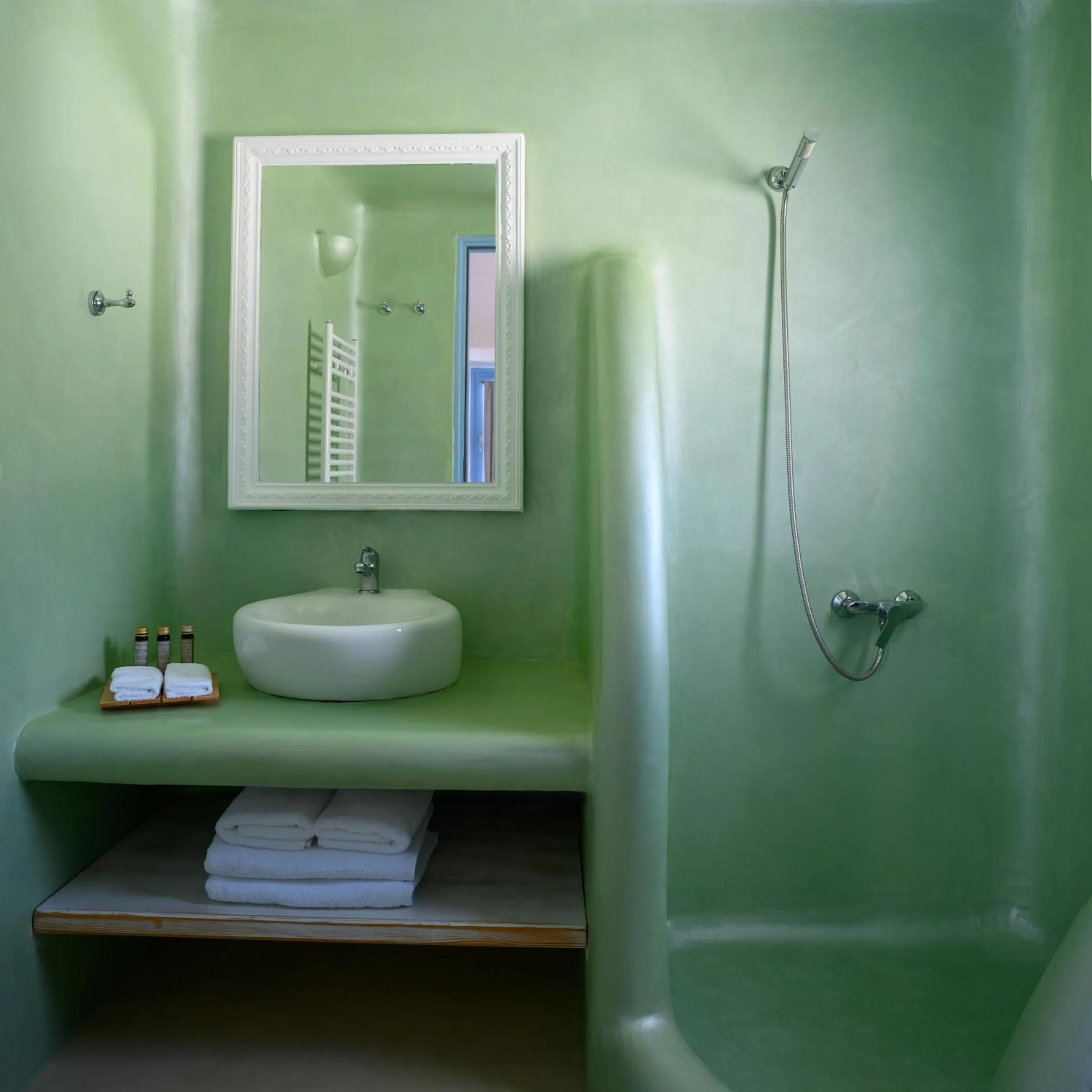 Shower in Este Luxury Suites