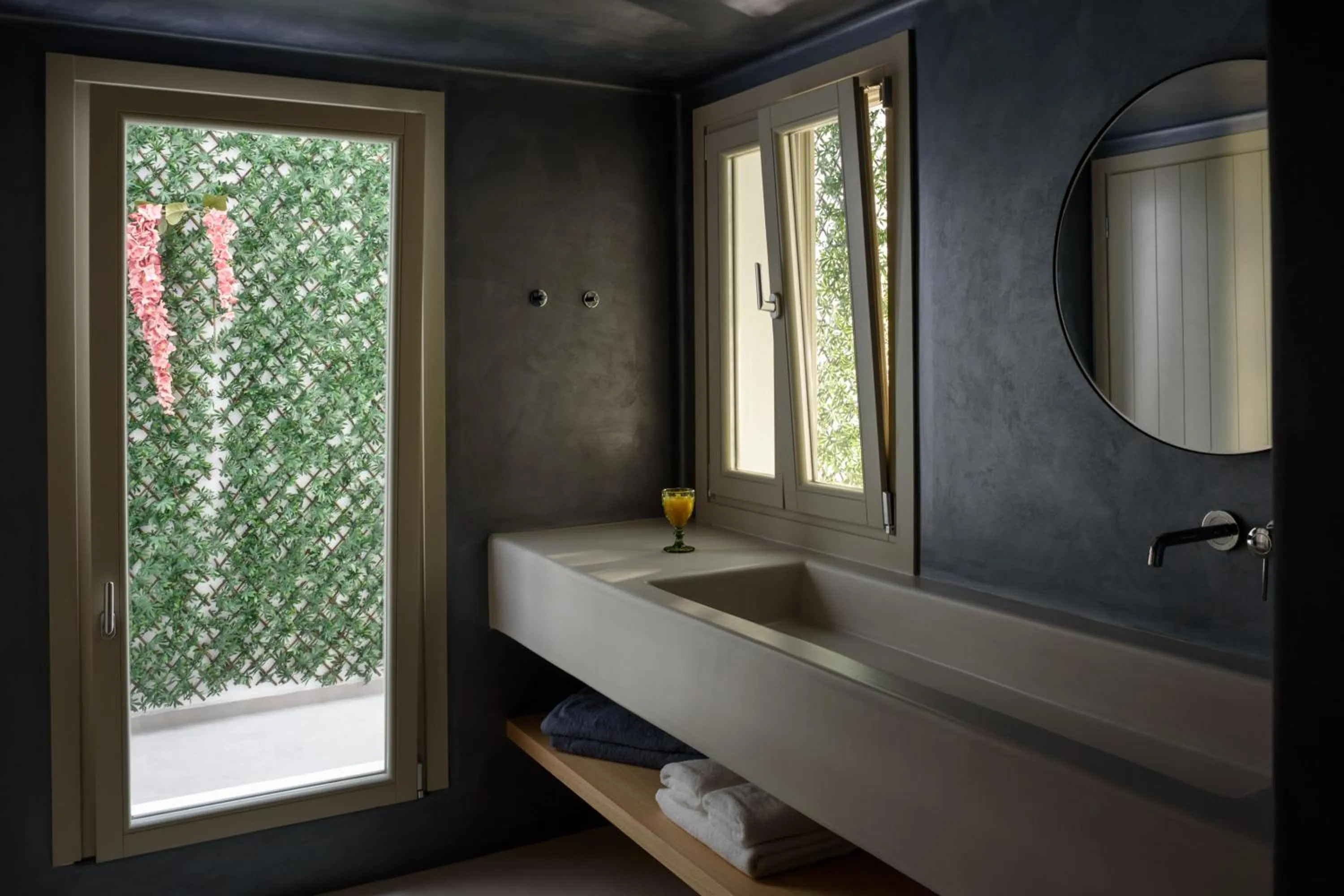 Shower, Bed in Este Luxury Suites