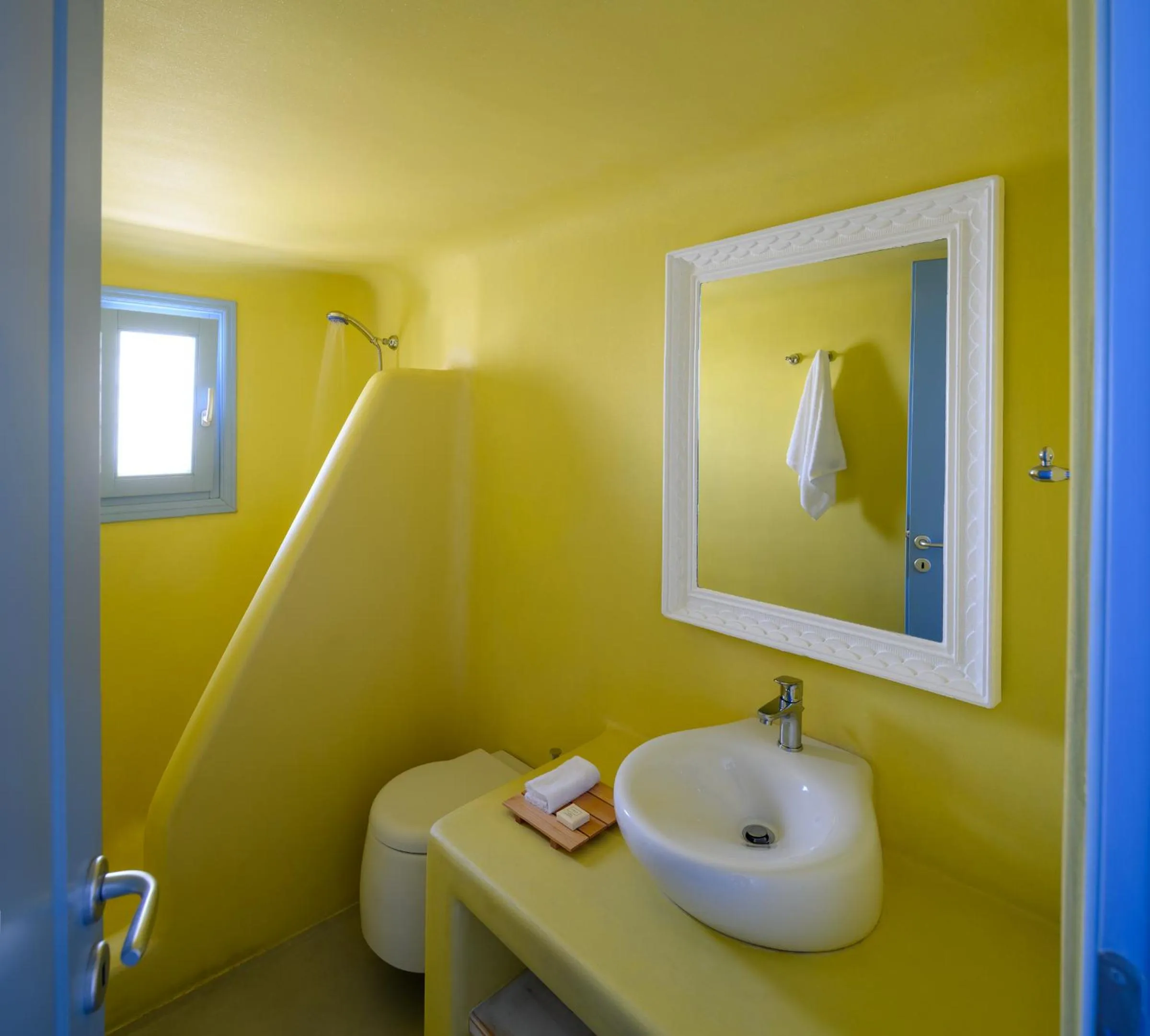 Shower in Este Luxury Suites