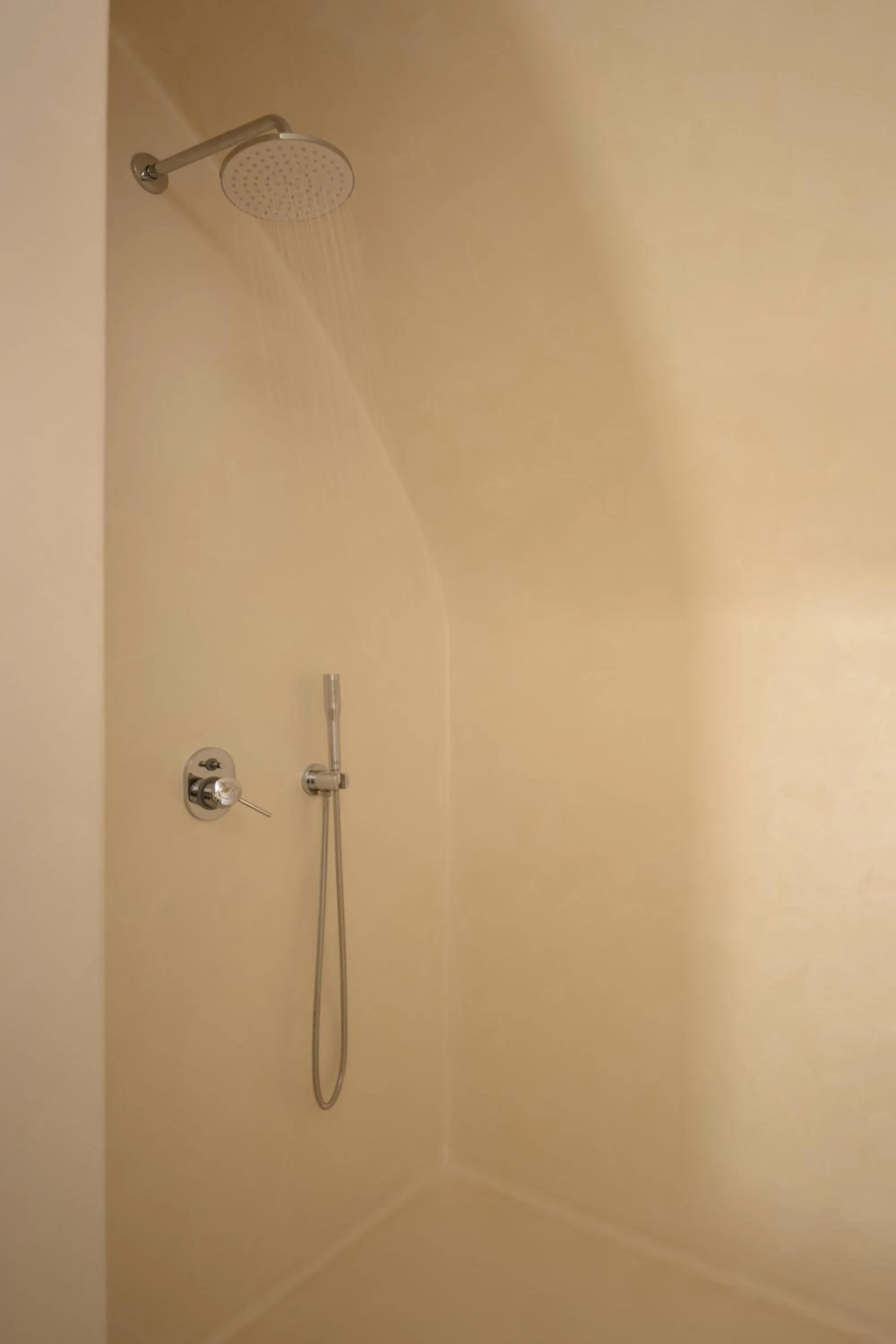 Shower in Este Luxury Suites