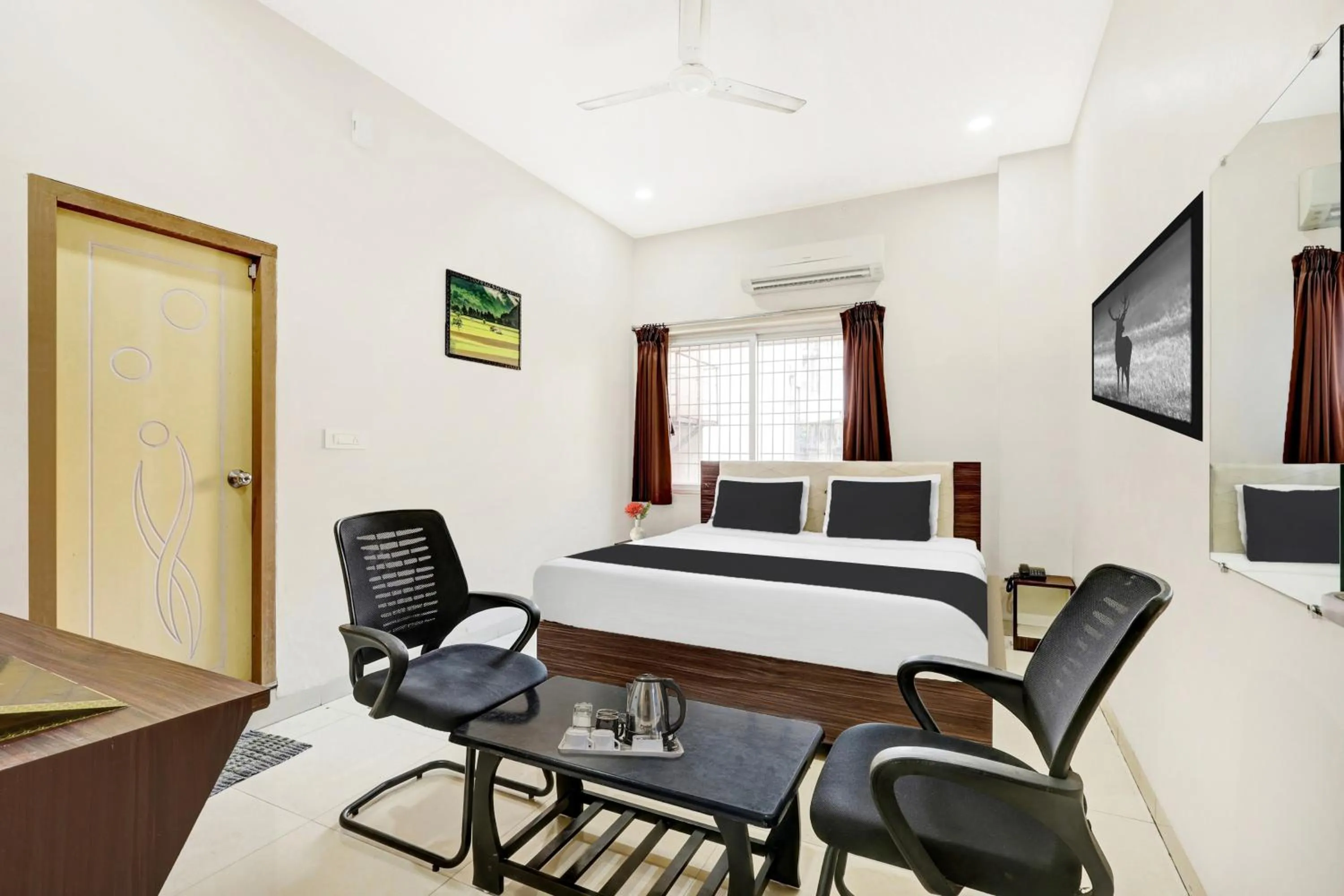 Bedroom in Collection O Dabagardens Near RK Beach