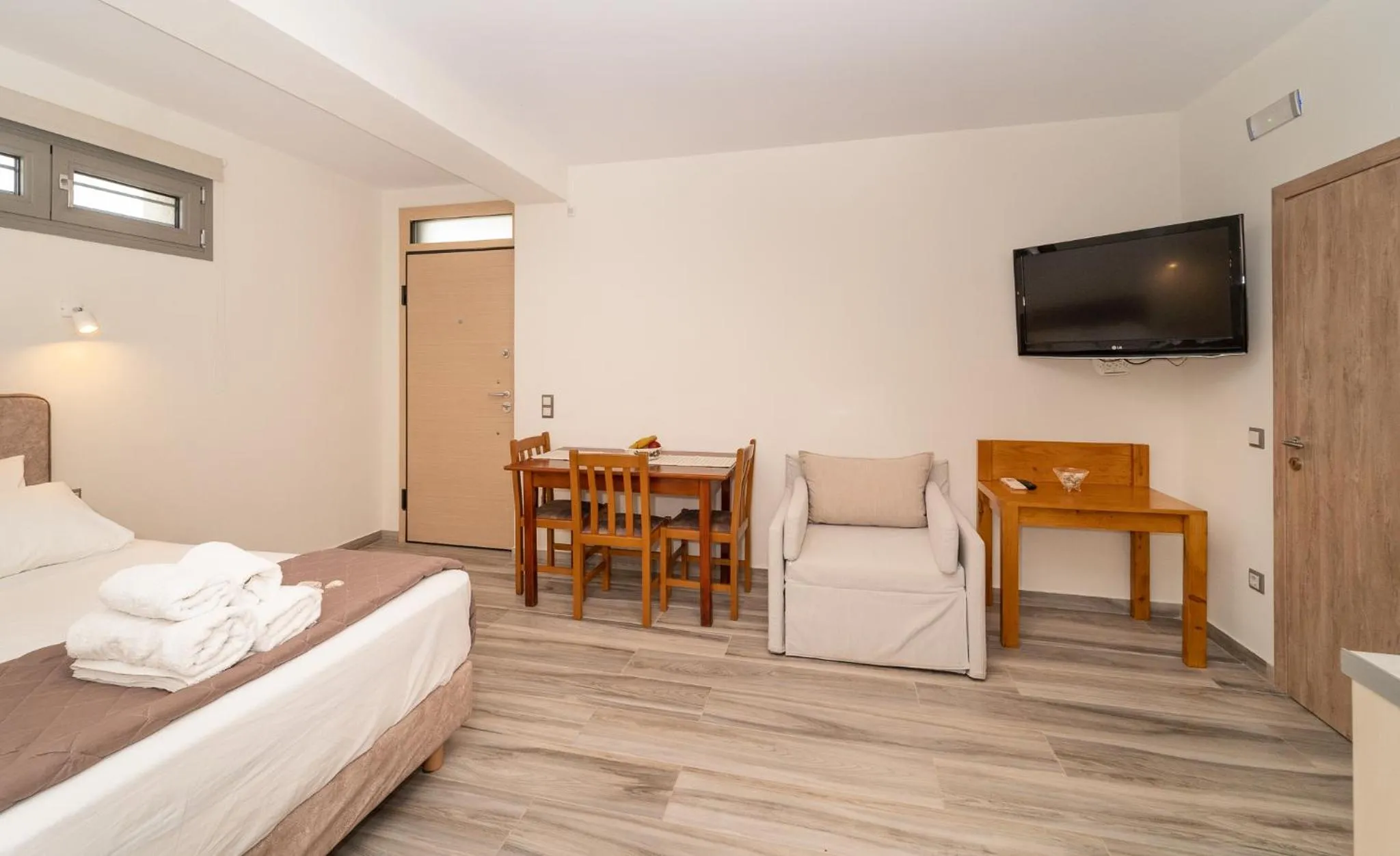 Seating area, Bed in CARLOS MANSION LUXURY SUITES