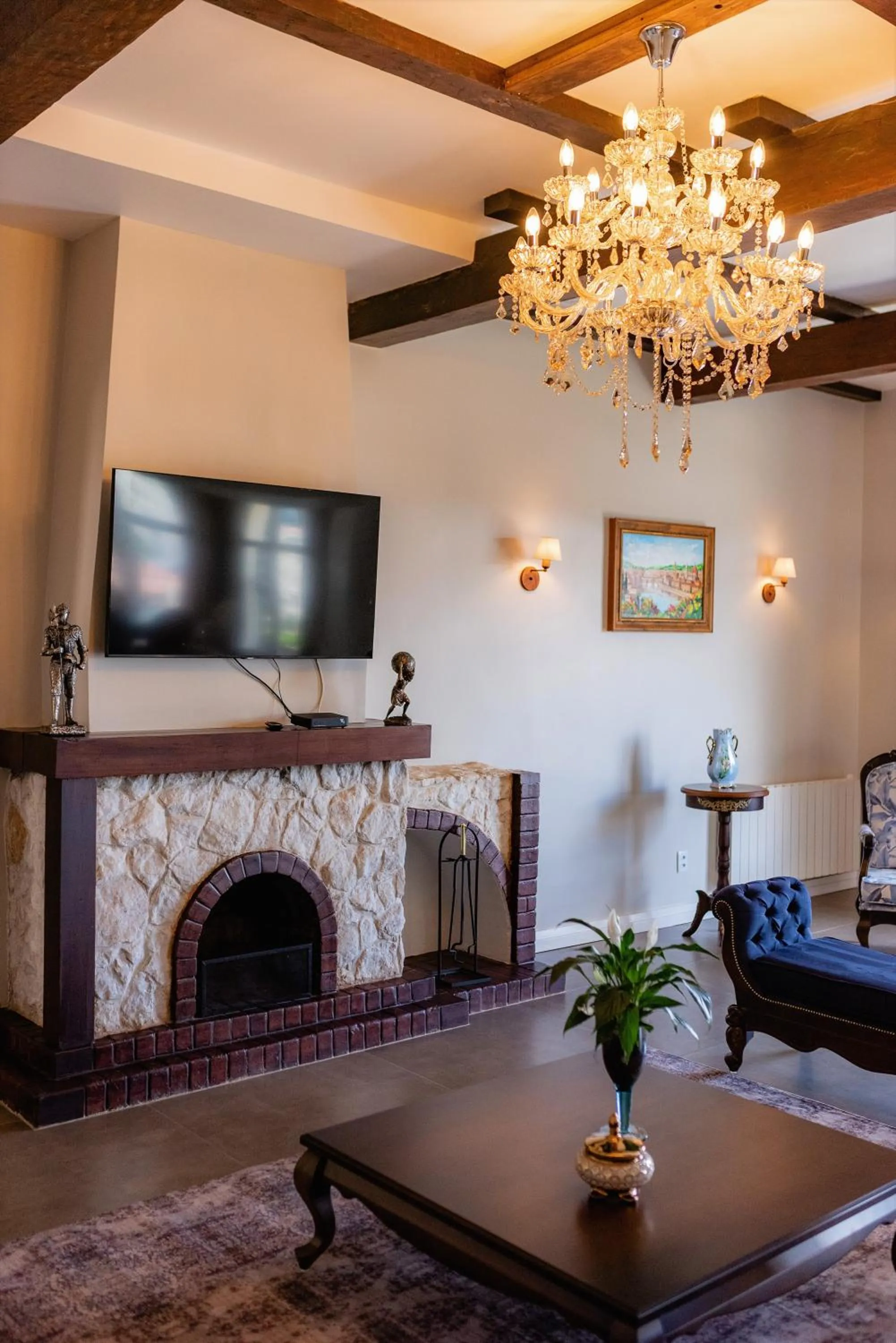 Communal lounge/ TV room in Castelo Boutique Hotel