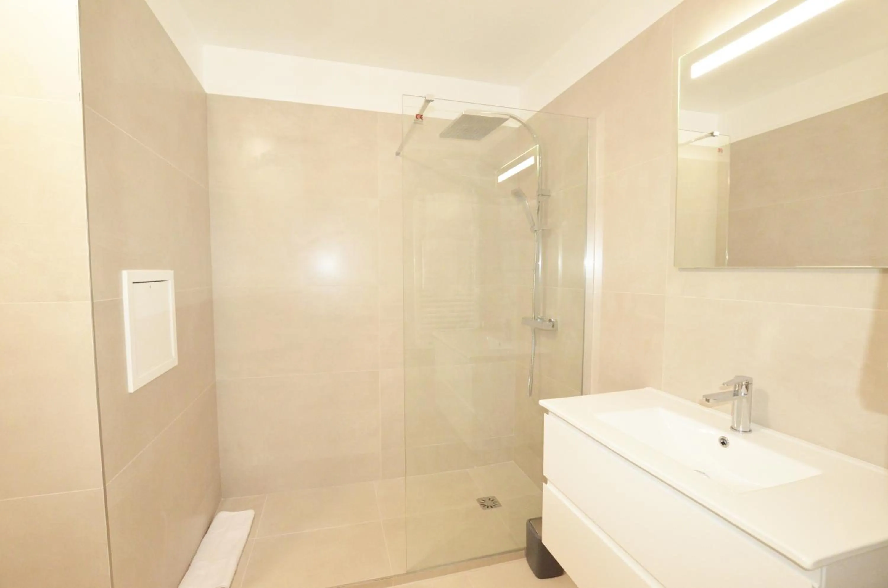 Shower in La Perle d'Eze - Aparthotel