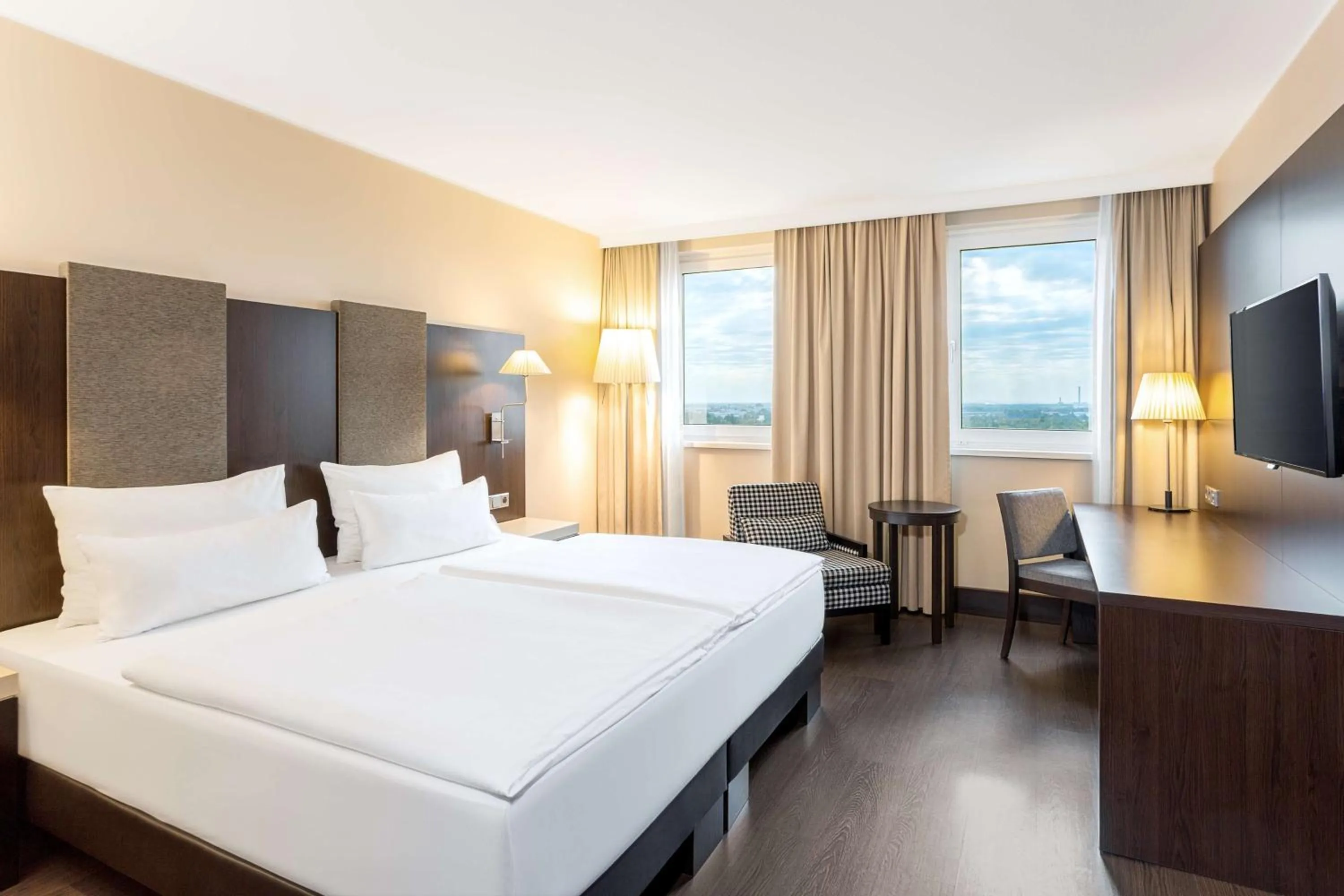 Photo of the whole room, Bed in NH Danube City