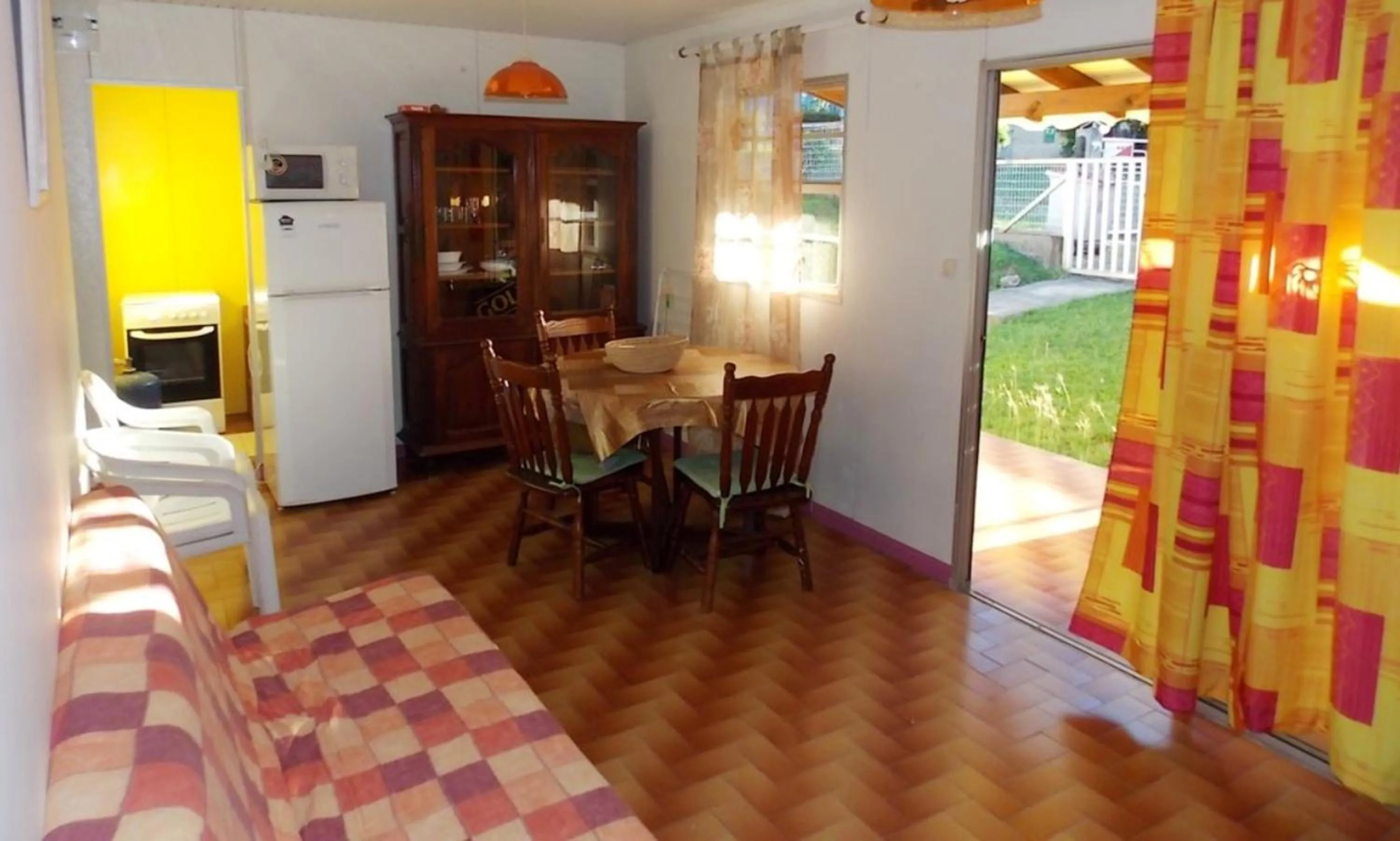 Dining area in Maison charmante Sainte-Luce