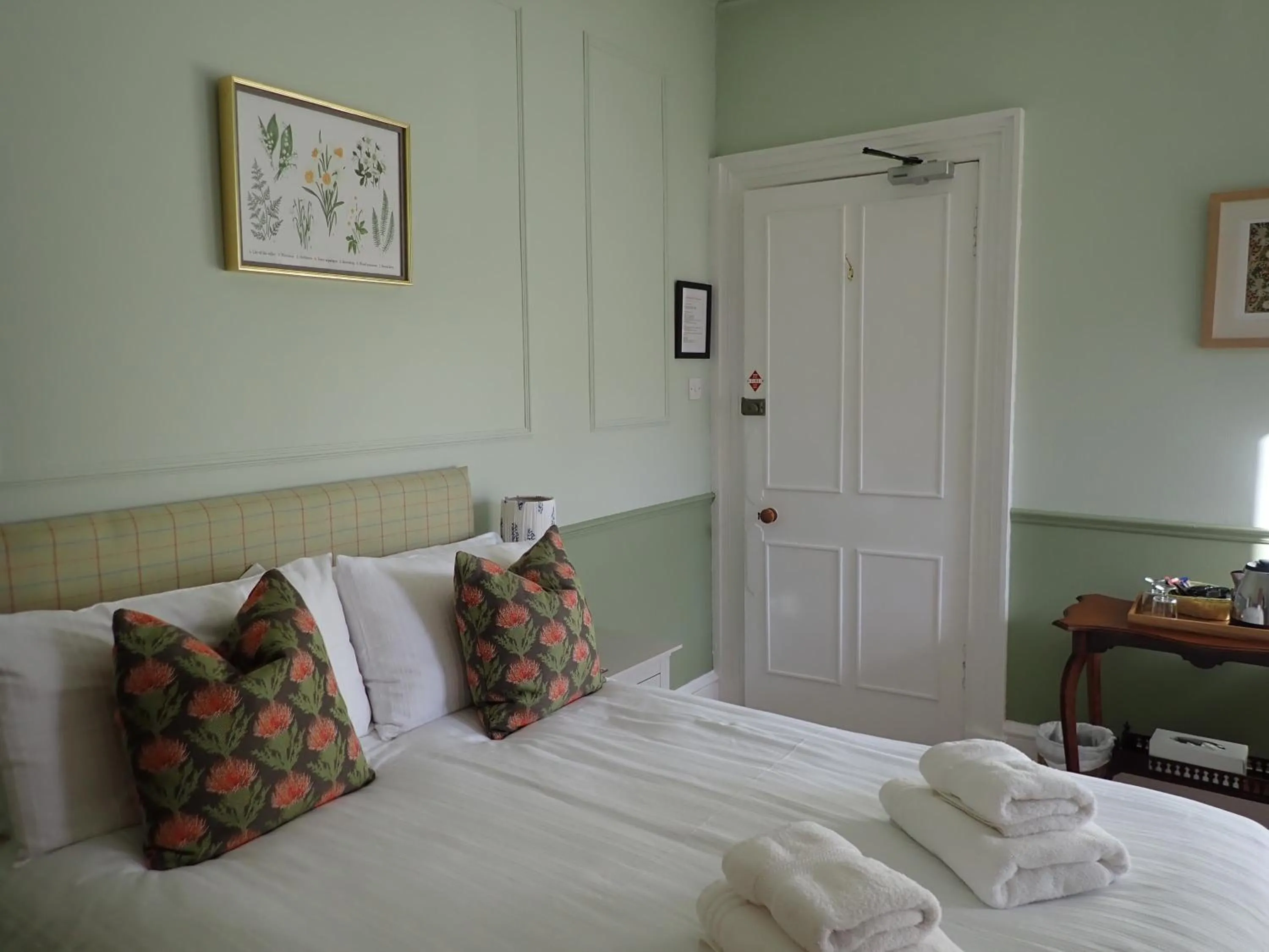Photo of the whole room, Bed in Hawthornbank