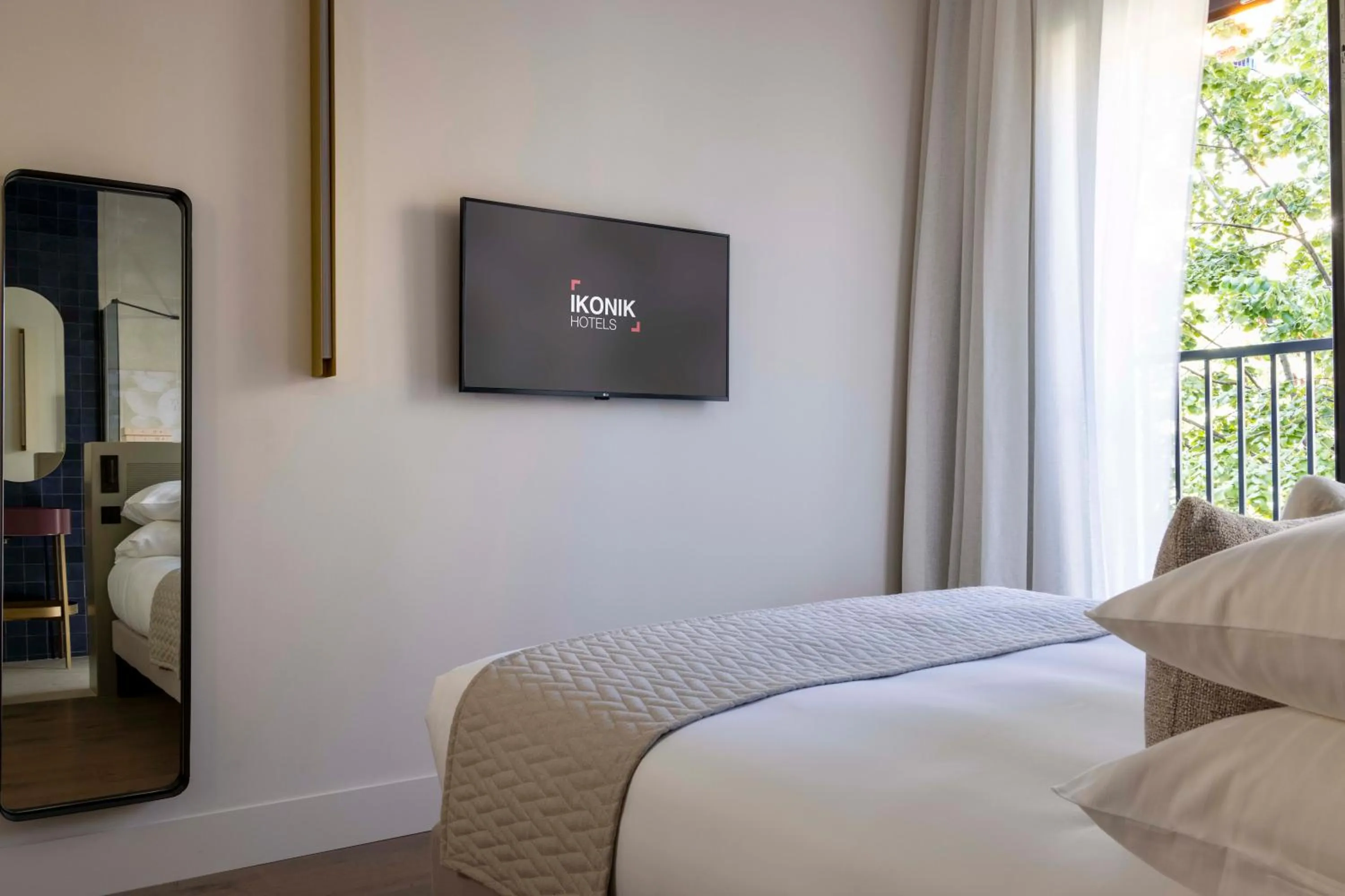 Bedroom, Bed in Ikonik Jean Médecin