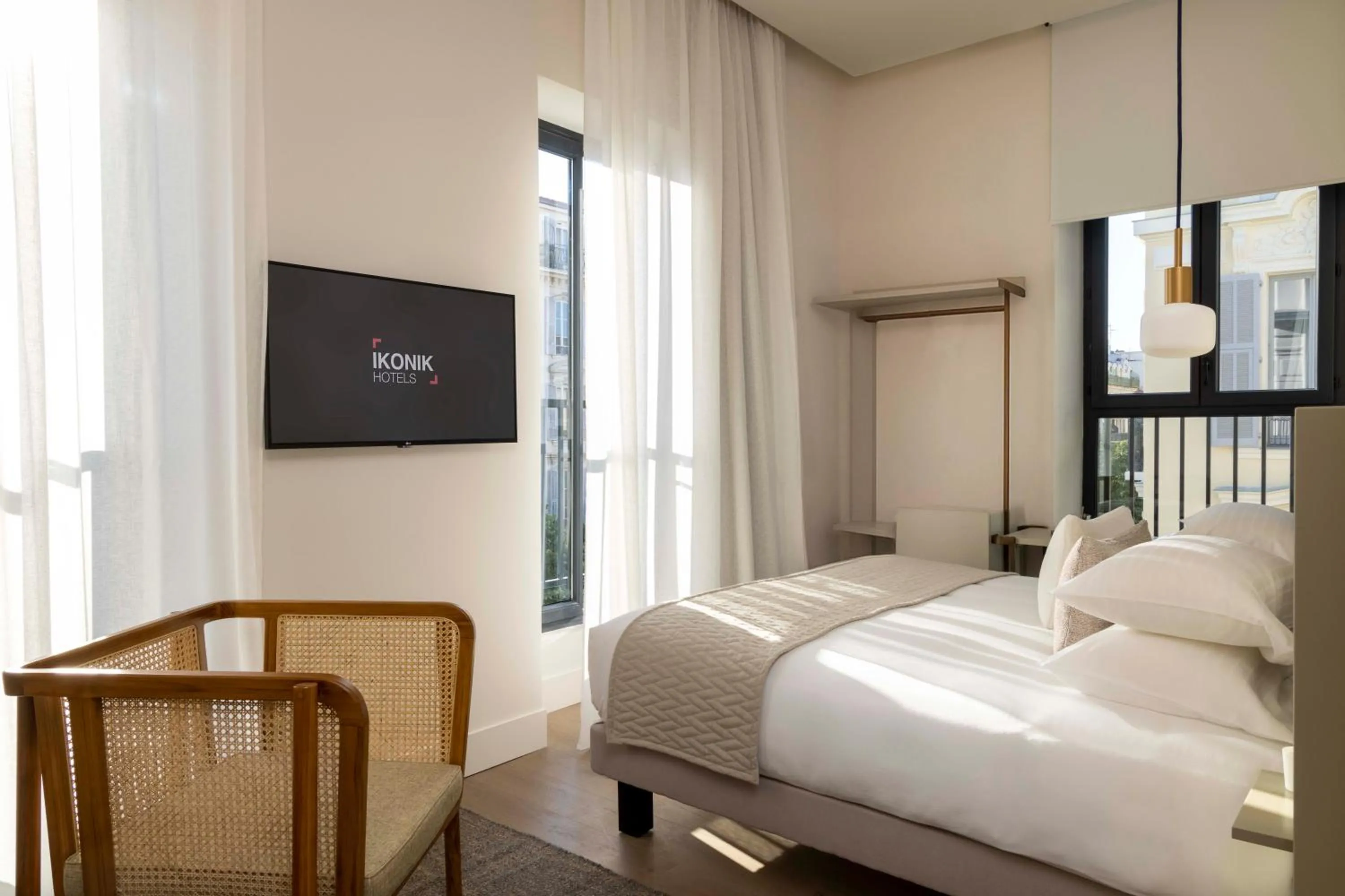 Bedroom, Bed in Ikonik Jean Médecin