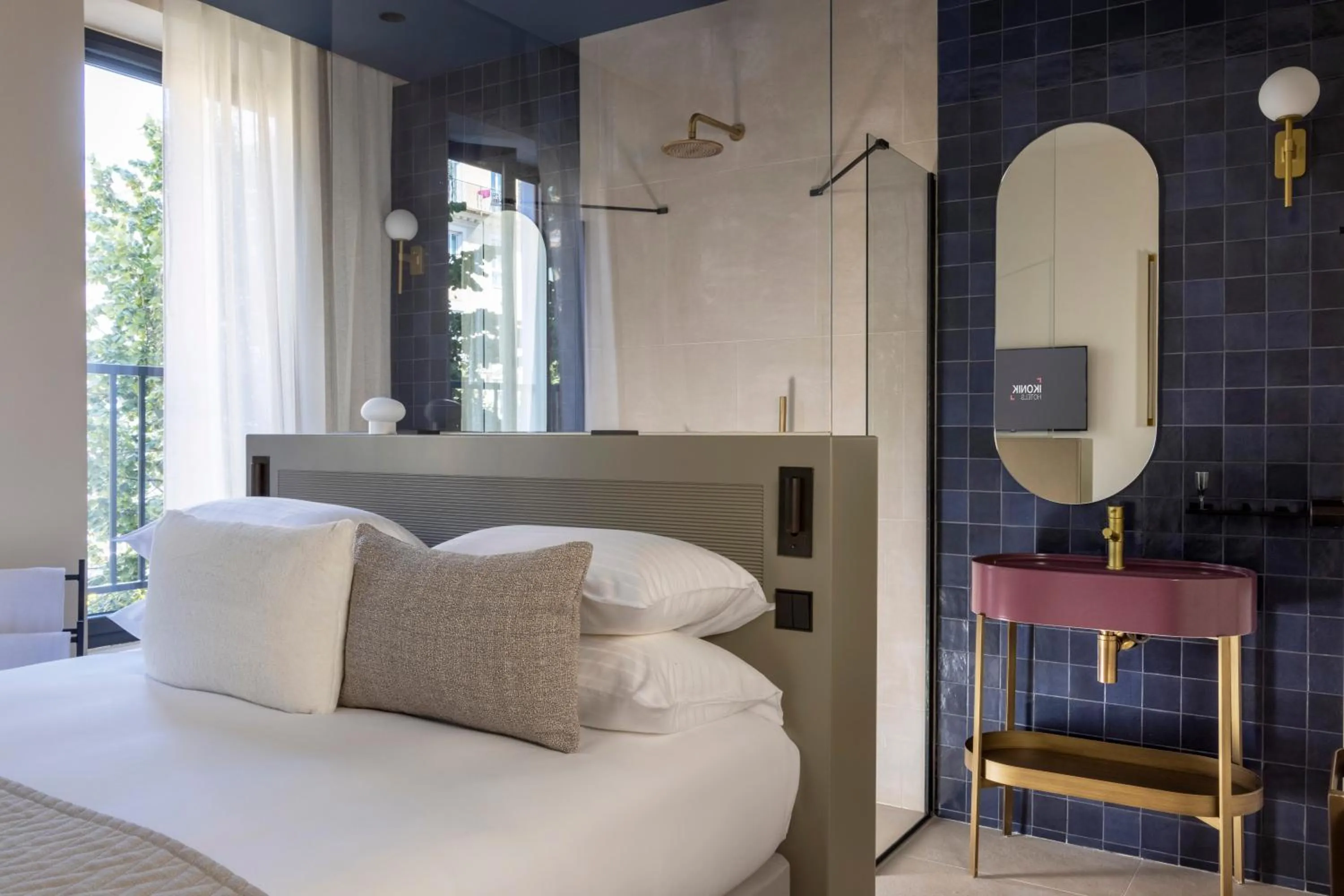 Bedroom, Bed in Ikonik Jean Médecin