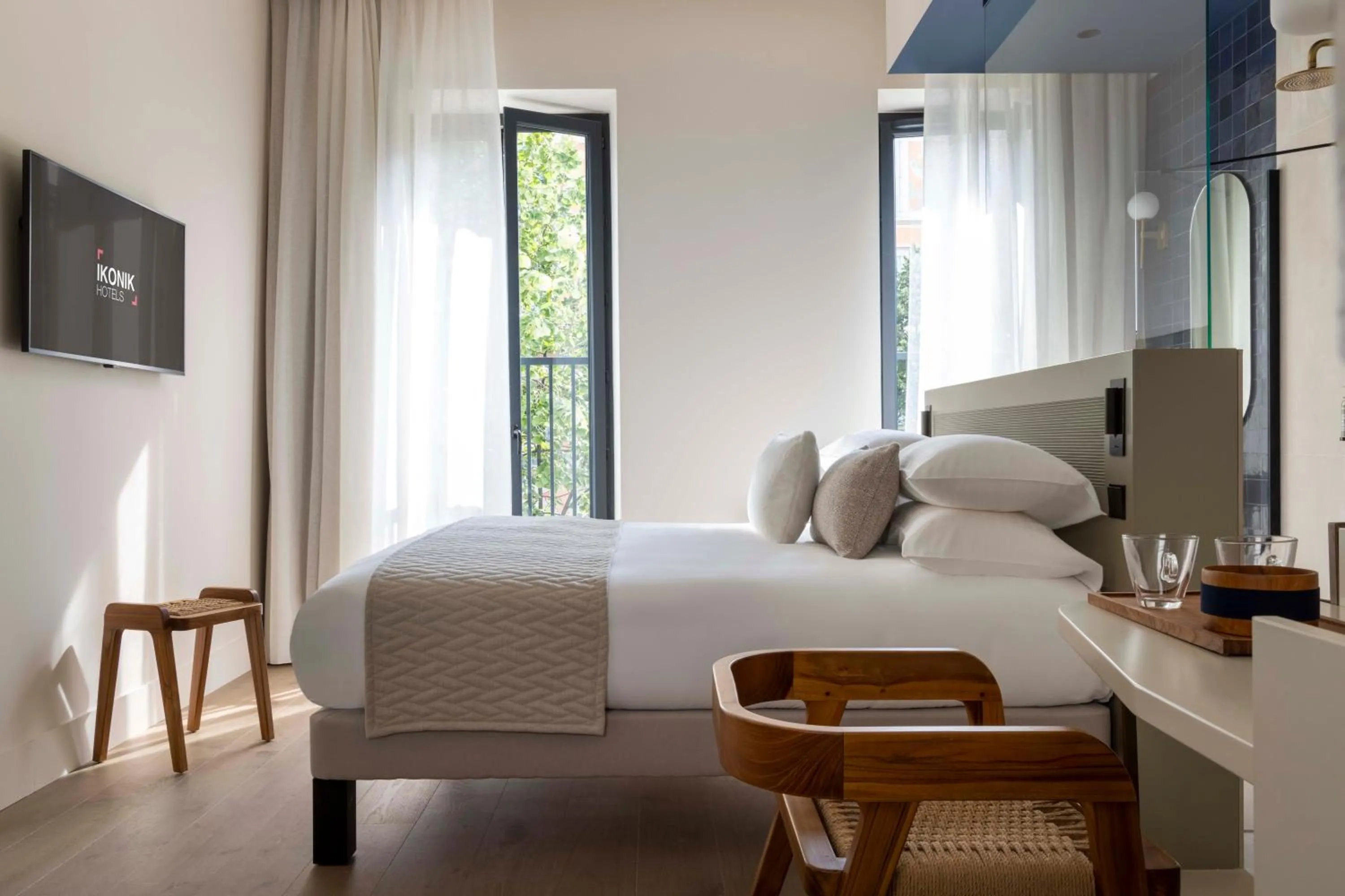 Bedroom, Bed in Ikonik Jean Médecin