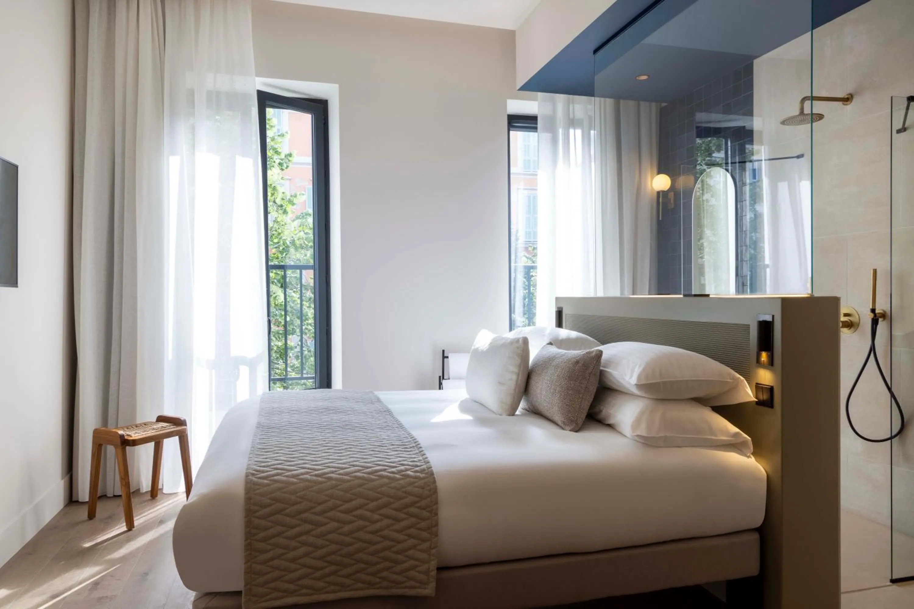 Bedroom, Bed in Ikonik Jean Médecin