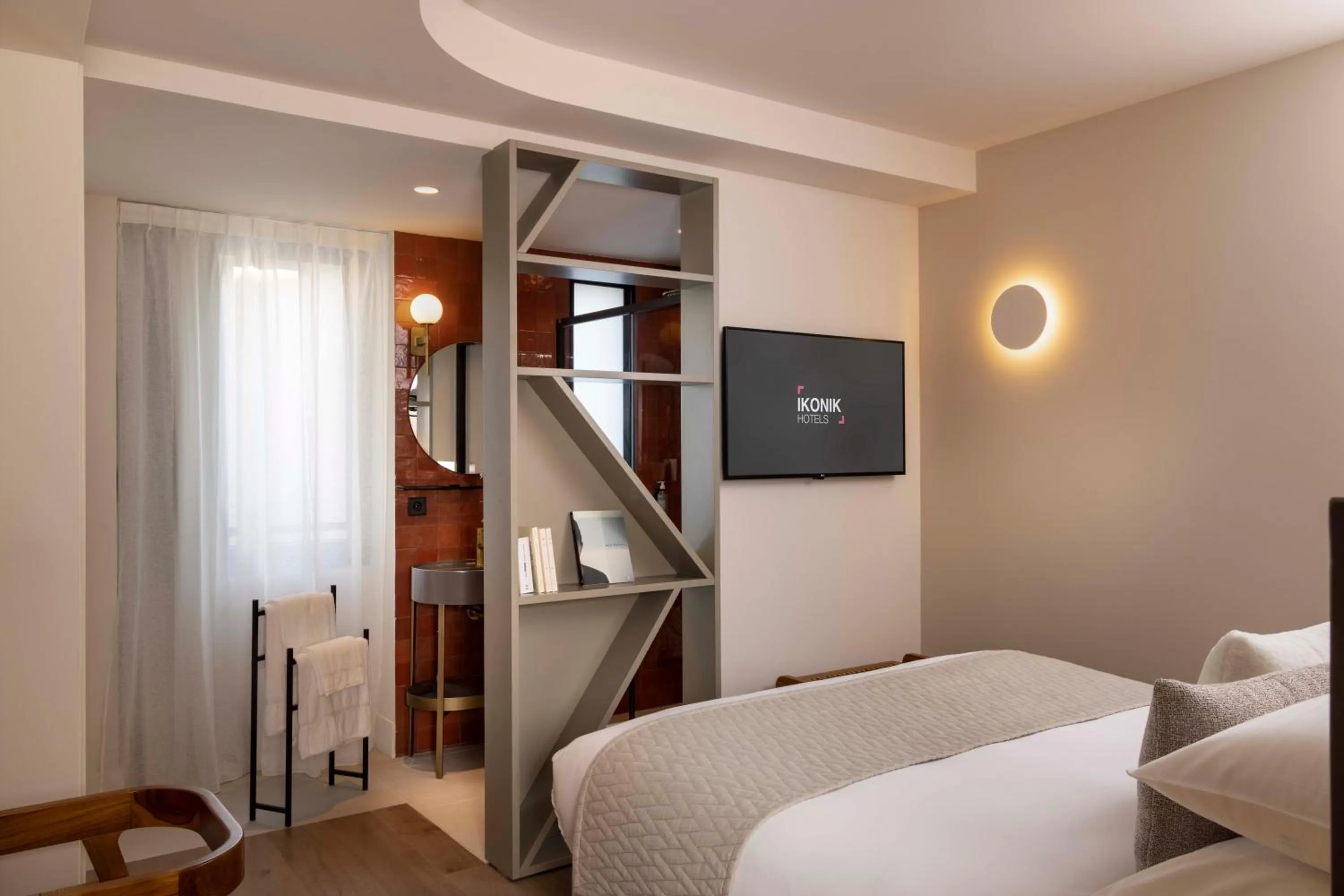 Bedroom, Bed in Ikonik Jean Médecin