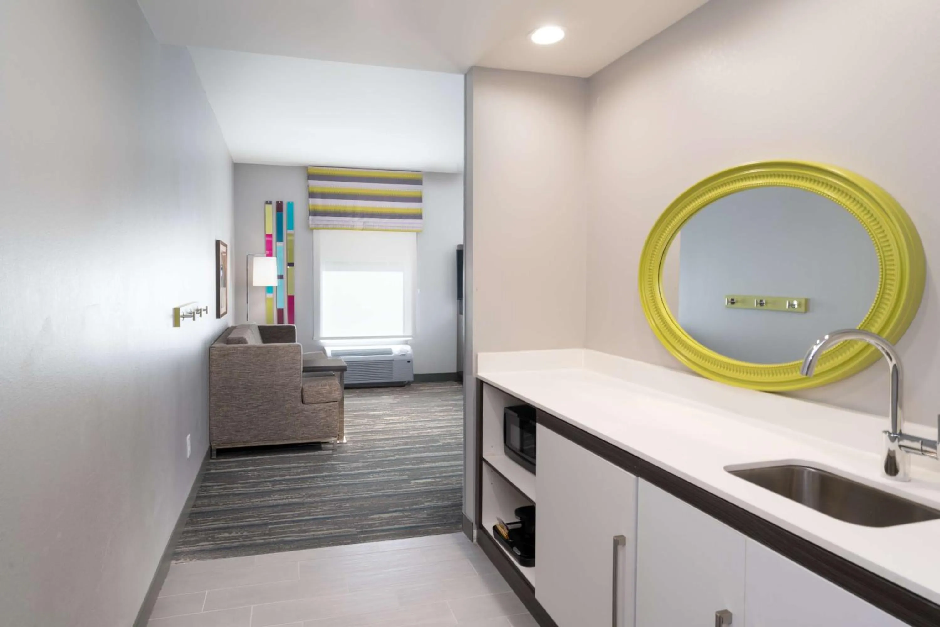 Photo of the whole room, Kitchen/Kitchenette in Hampton Inn By Hilton Hardeeville, SC