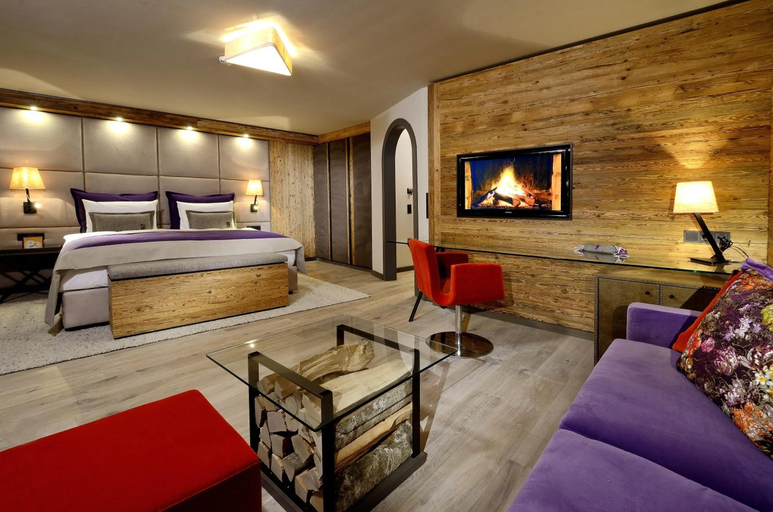 Photo of the whole room, Bed in eva,VILLAGE