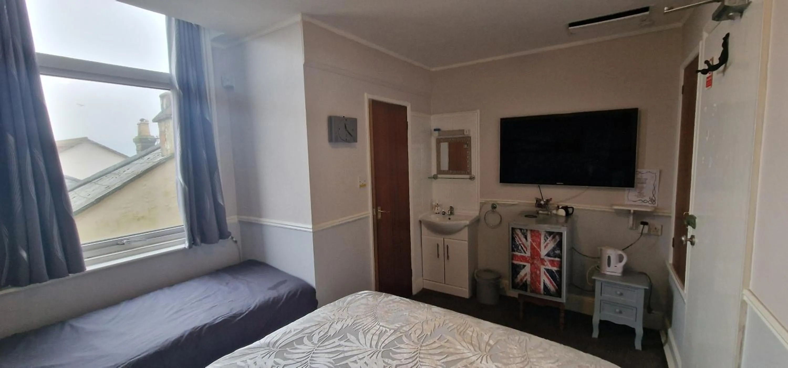 Photo of the whole room, Bed in Cherrylee