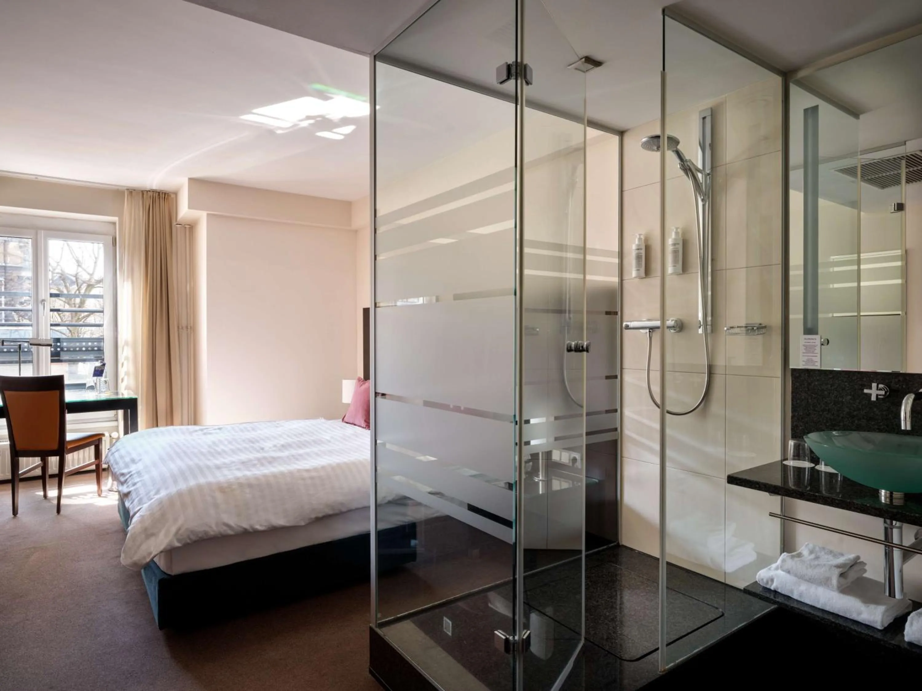 Bathroom, Bed in Flemings Hotel Wien-Stadthalle