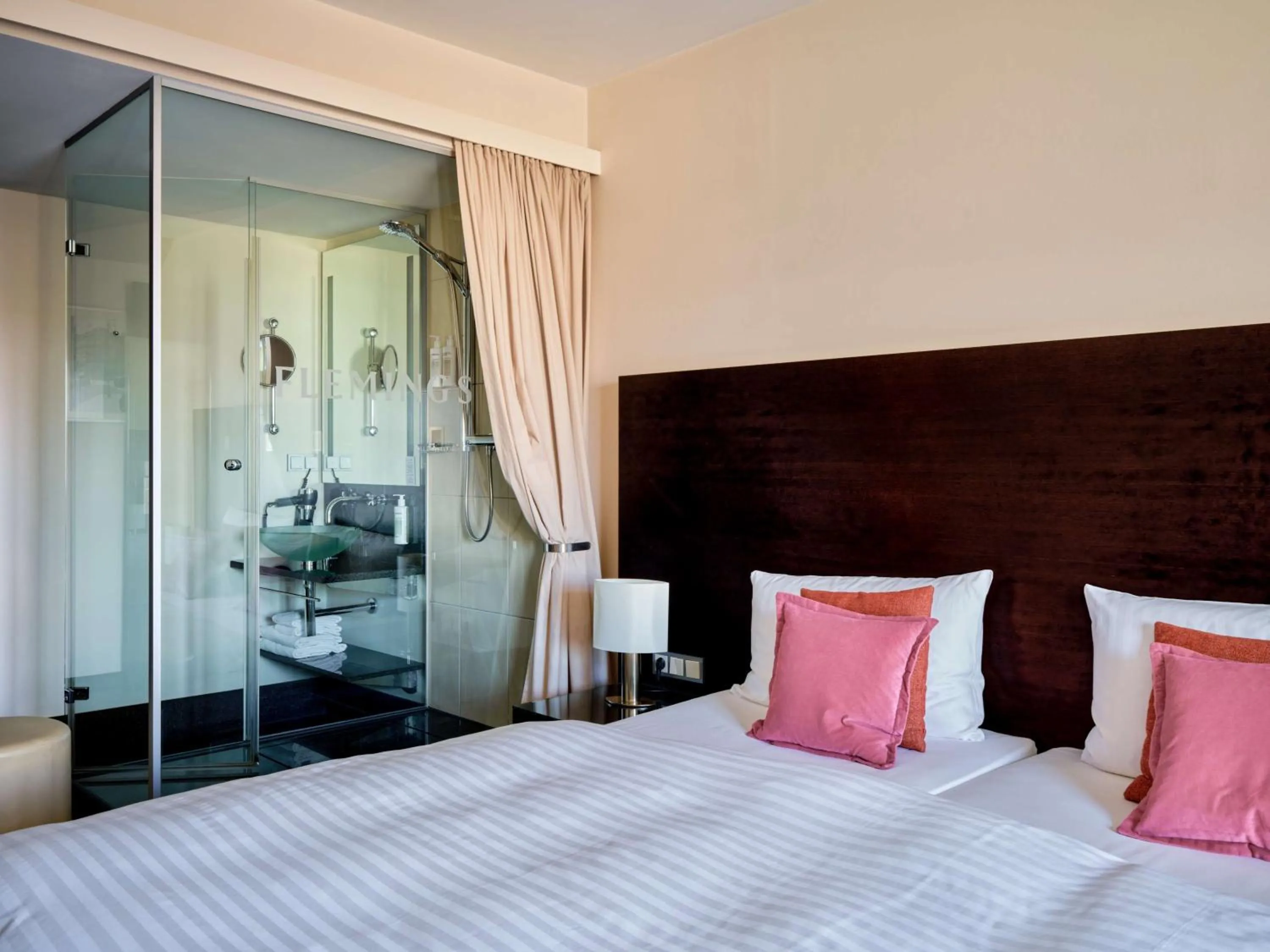 Bathroom, Bed in Flemings Hotel Wien-Stadthalle