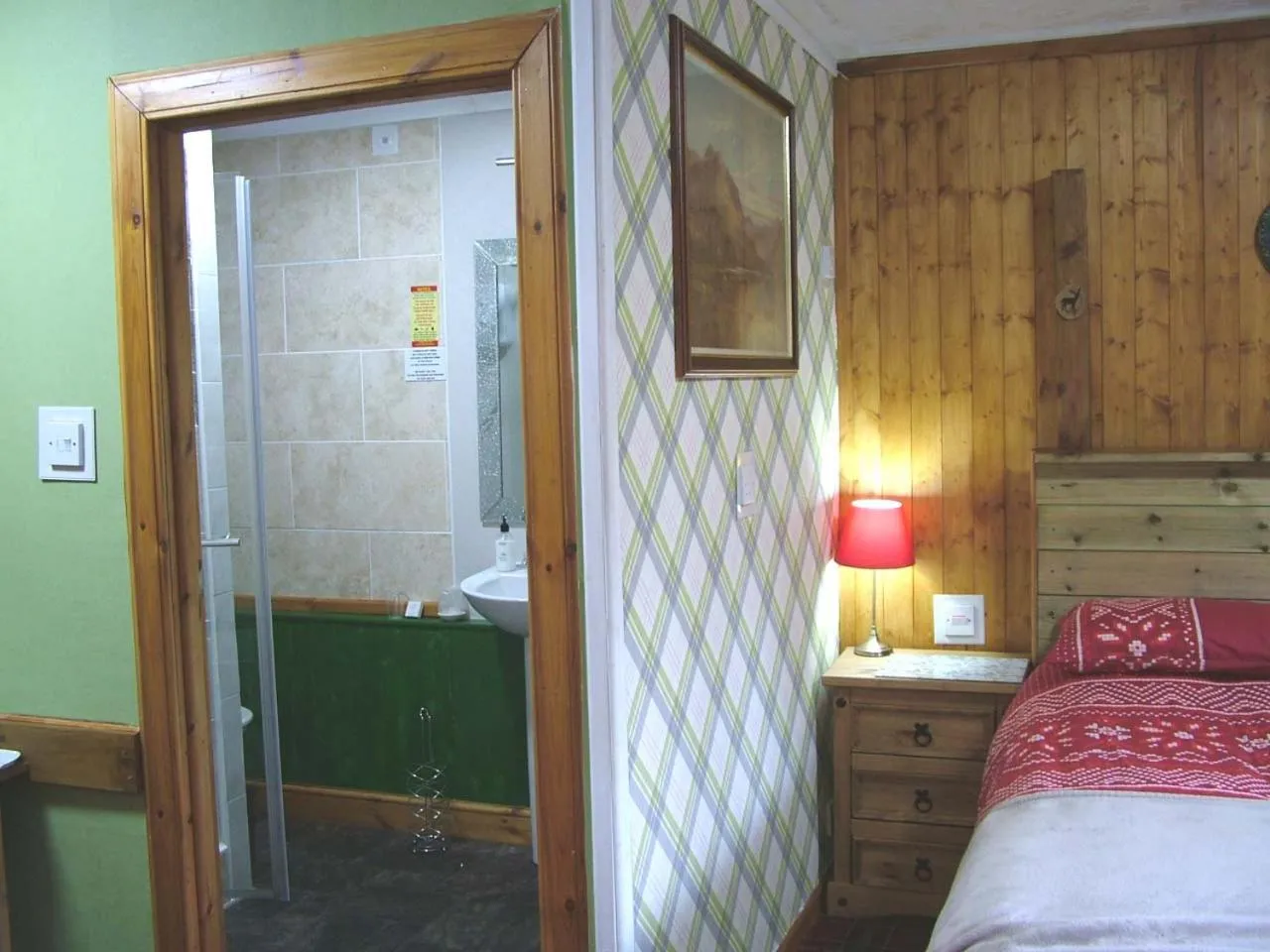 Bathroom, Bed in The Steading Highland Glen Lodge