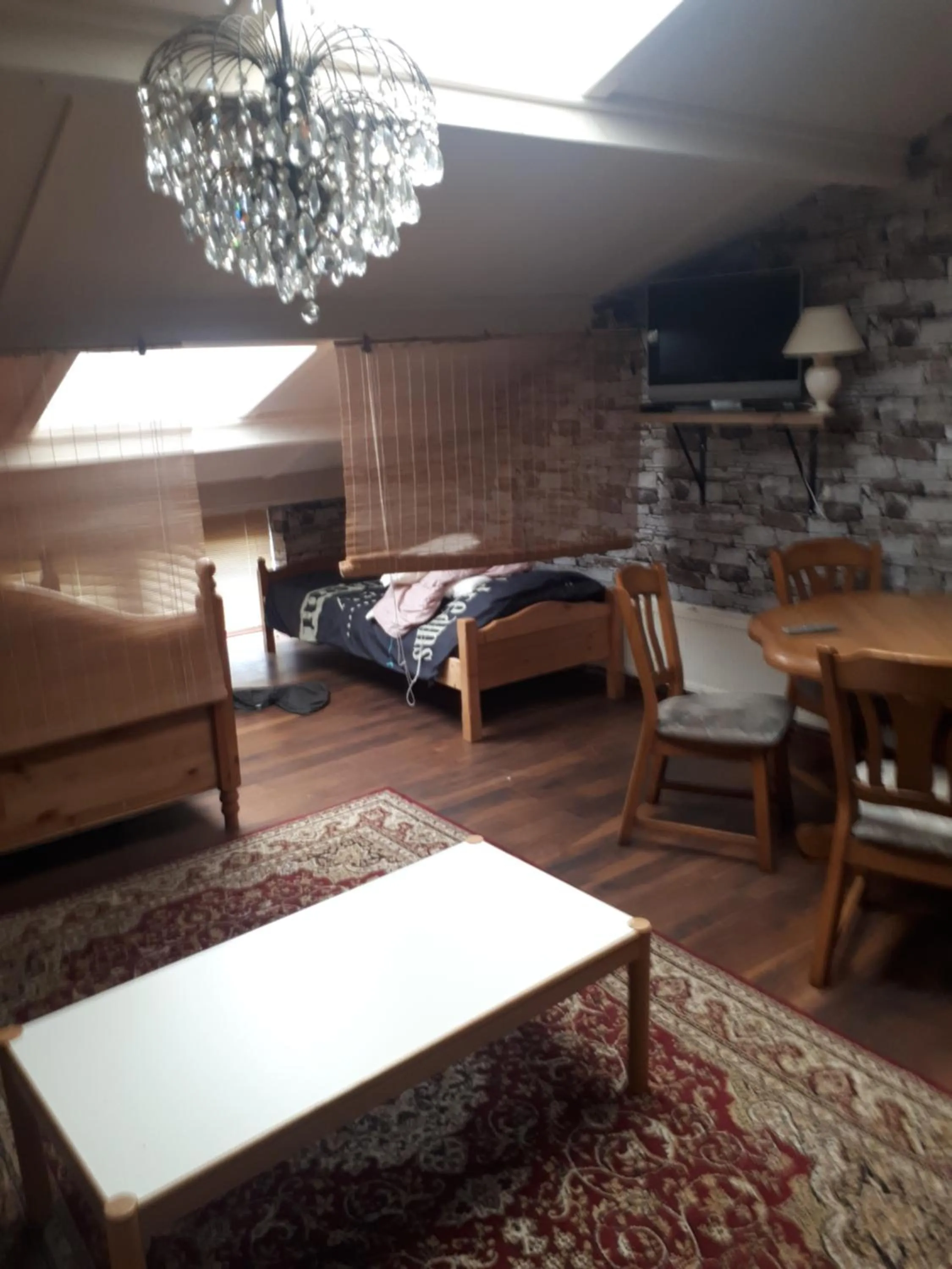 Unieke vriendenkamer met bedstedes tot 11 personen en 2 rustig gelegen chalets 2 en 4 persoons te huur!