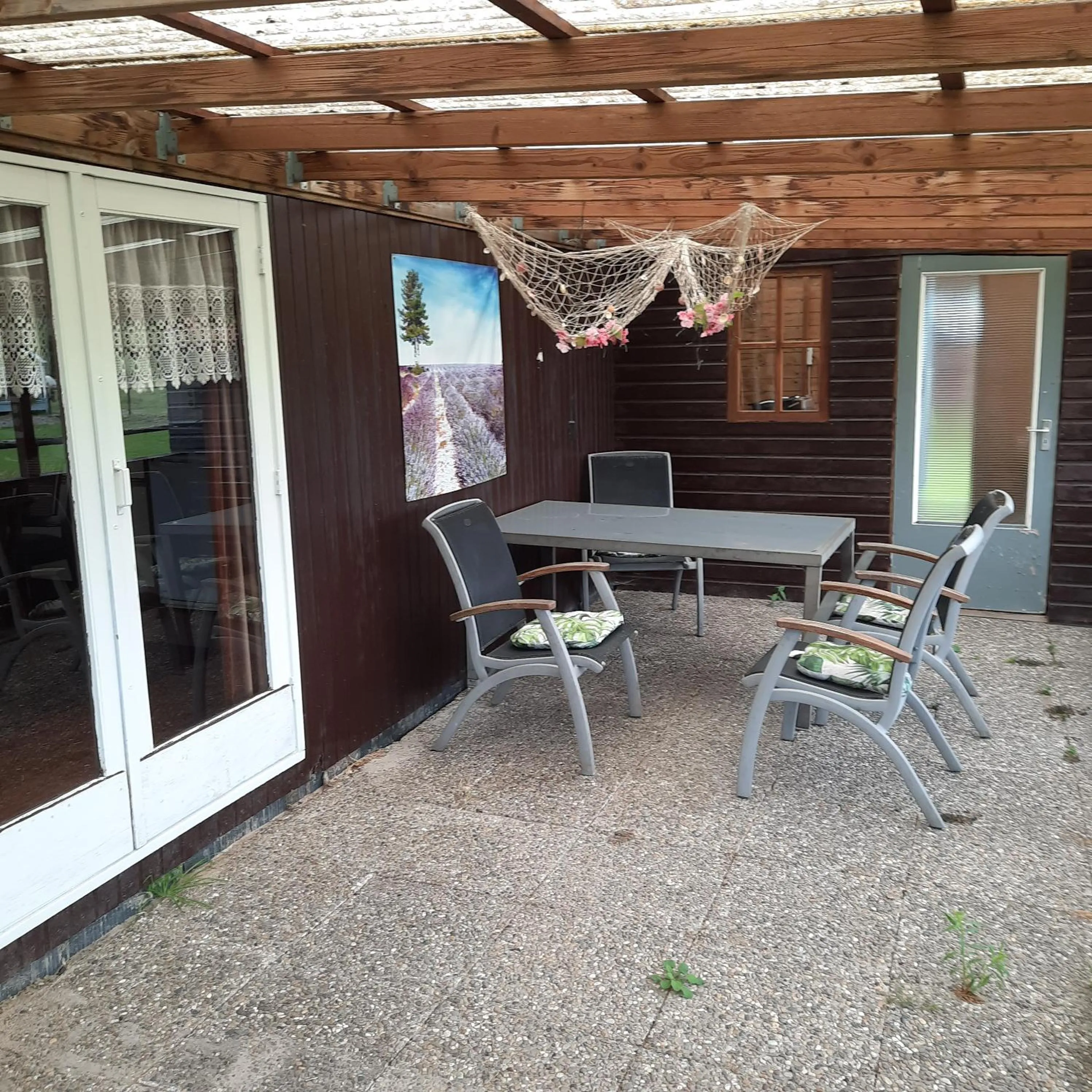 Unieke vriendenkamer met bedstedes tot 11 personen en 2 rustig gelegen chalets 2 en 4 persoons te huur!