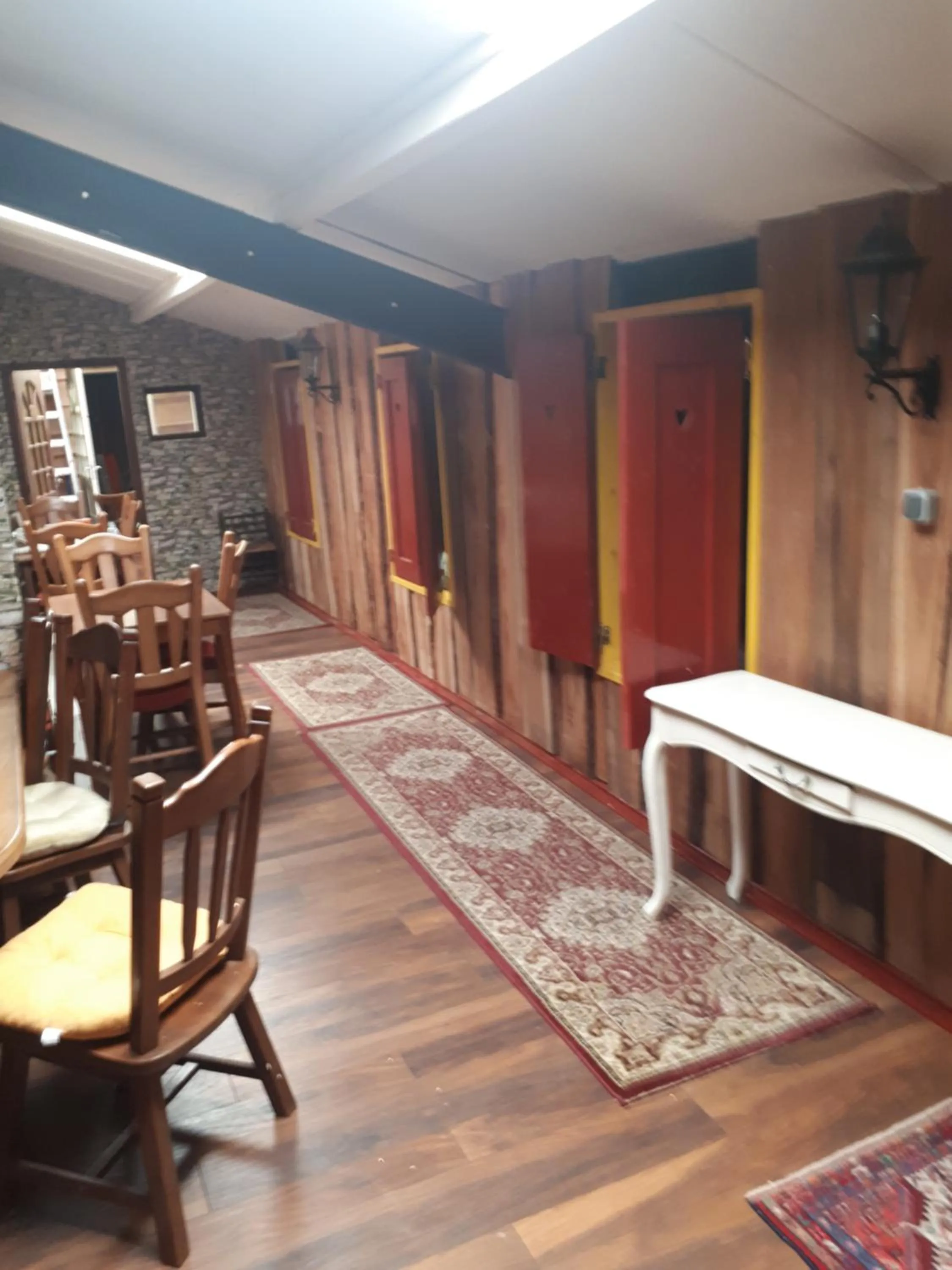 Unieke vriendenkamer met bedstedes tot 11 personen en 2 rustig gelegen chalets 2 en 4 persoons te huur!