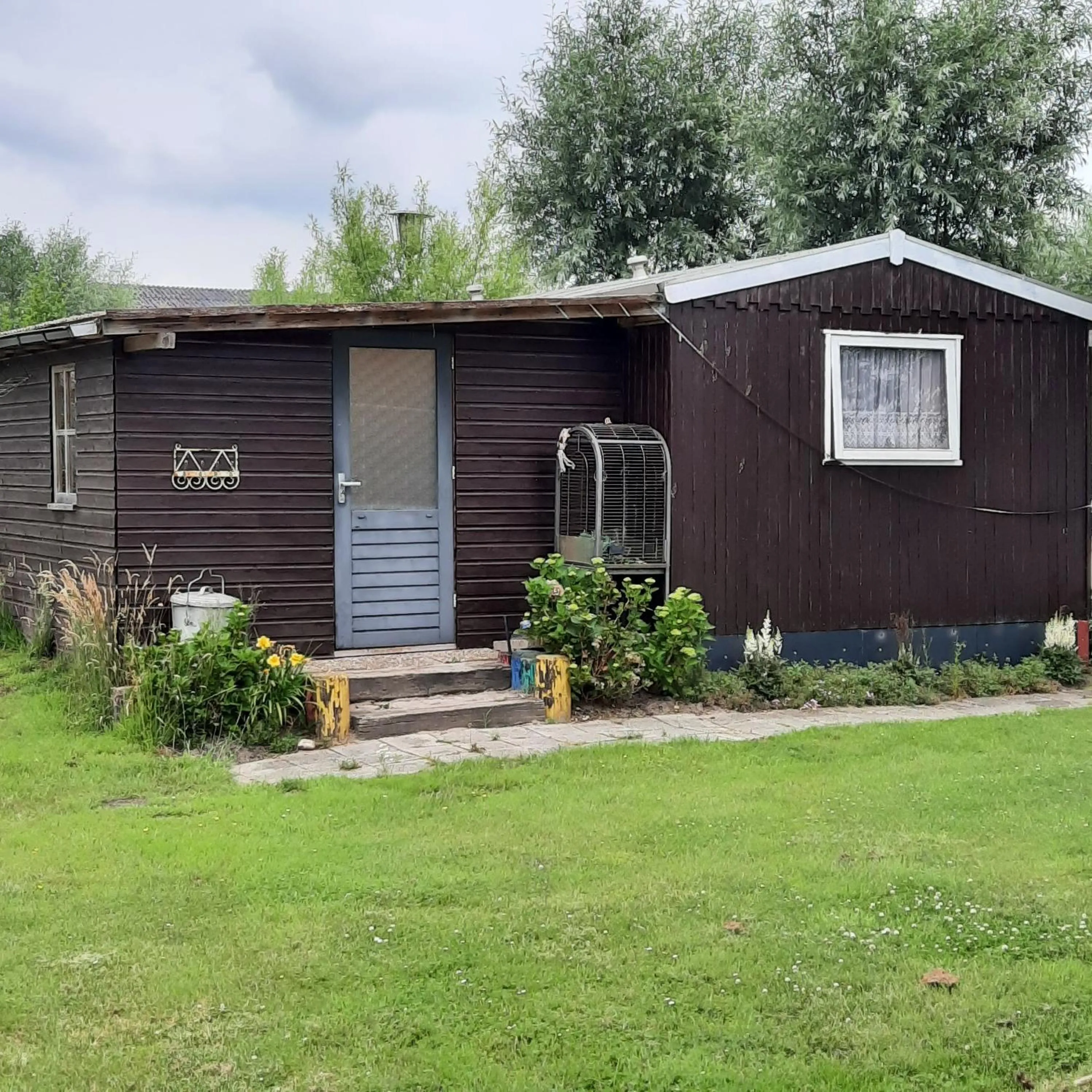 Facade/entrance in Unieke vriendenkamer met bedstedes tot 11 personen en 2 rustig gelegen chalets 2 en 4 persoons te huur!