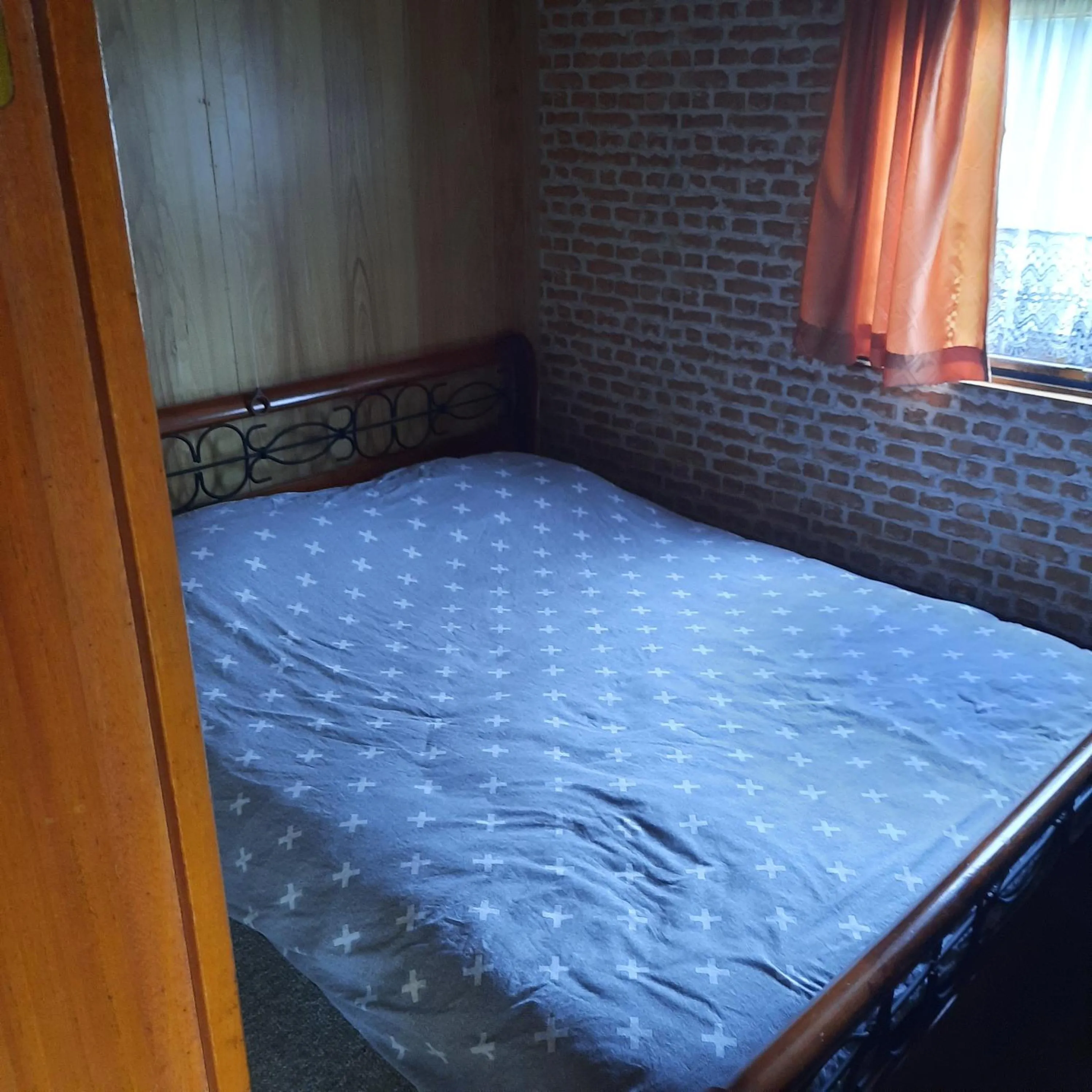 Unieke vriendenkamer met bedstedes tot 11 personen en 2 rustig gelegen chalets 2 en 4 persoons te huur!