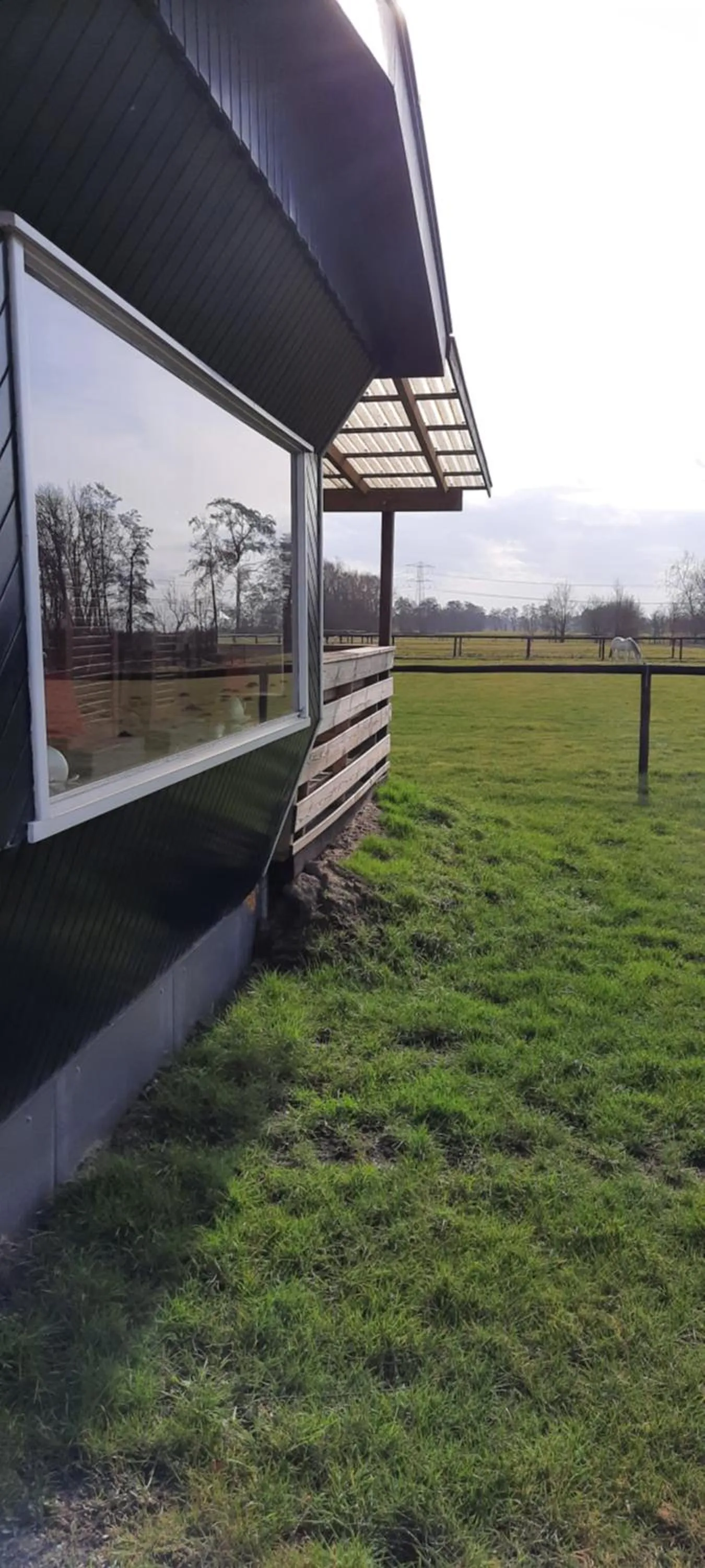 Unieke vriendenkamer met bedstedes tot 11 personen en 2 rustig gelegen chalets 2 en 4 persoons te huur!