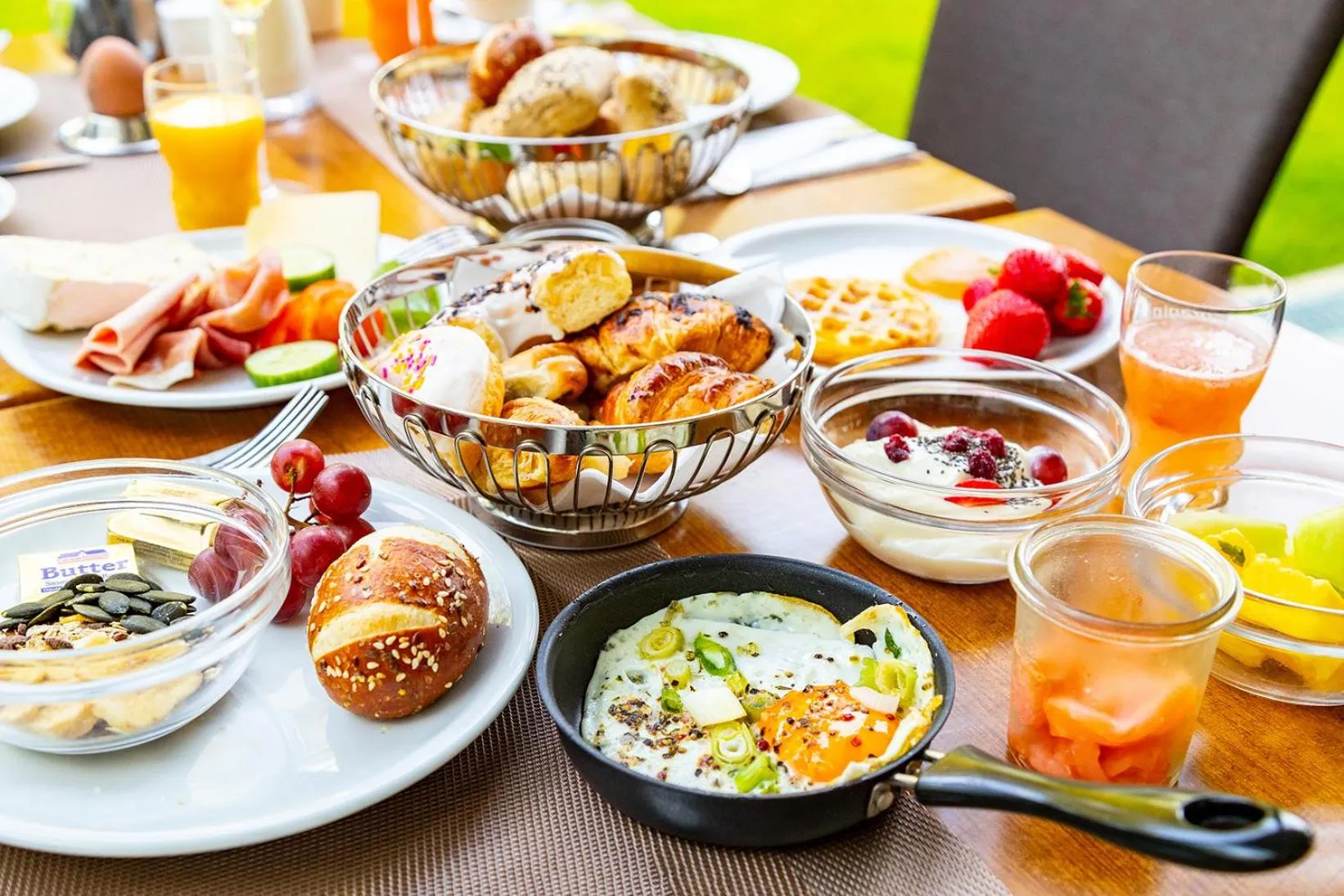 Restaurant/places to eat in Victoria Suites