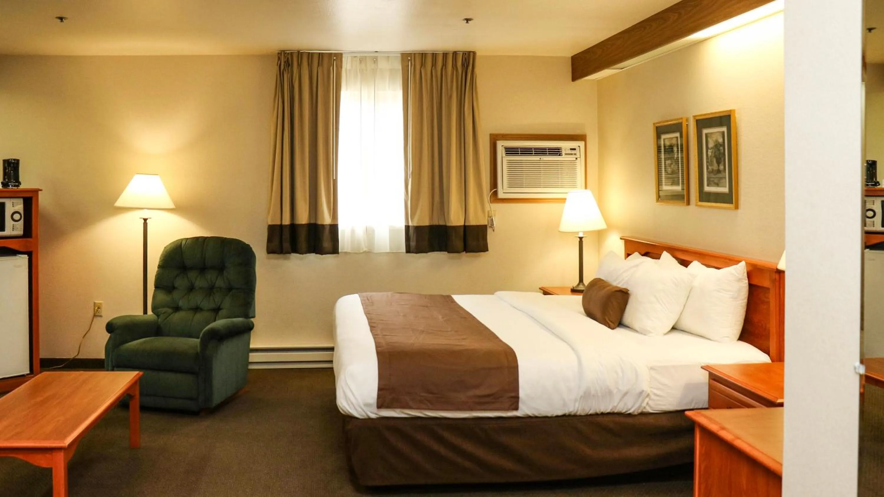 Bedroom, Bed in Studio 6 - Minot, ND