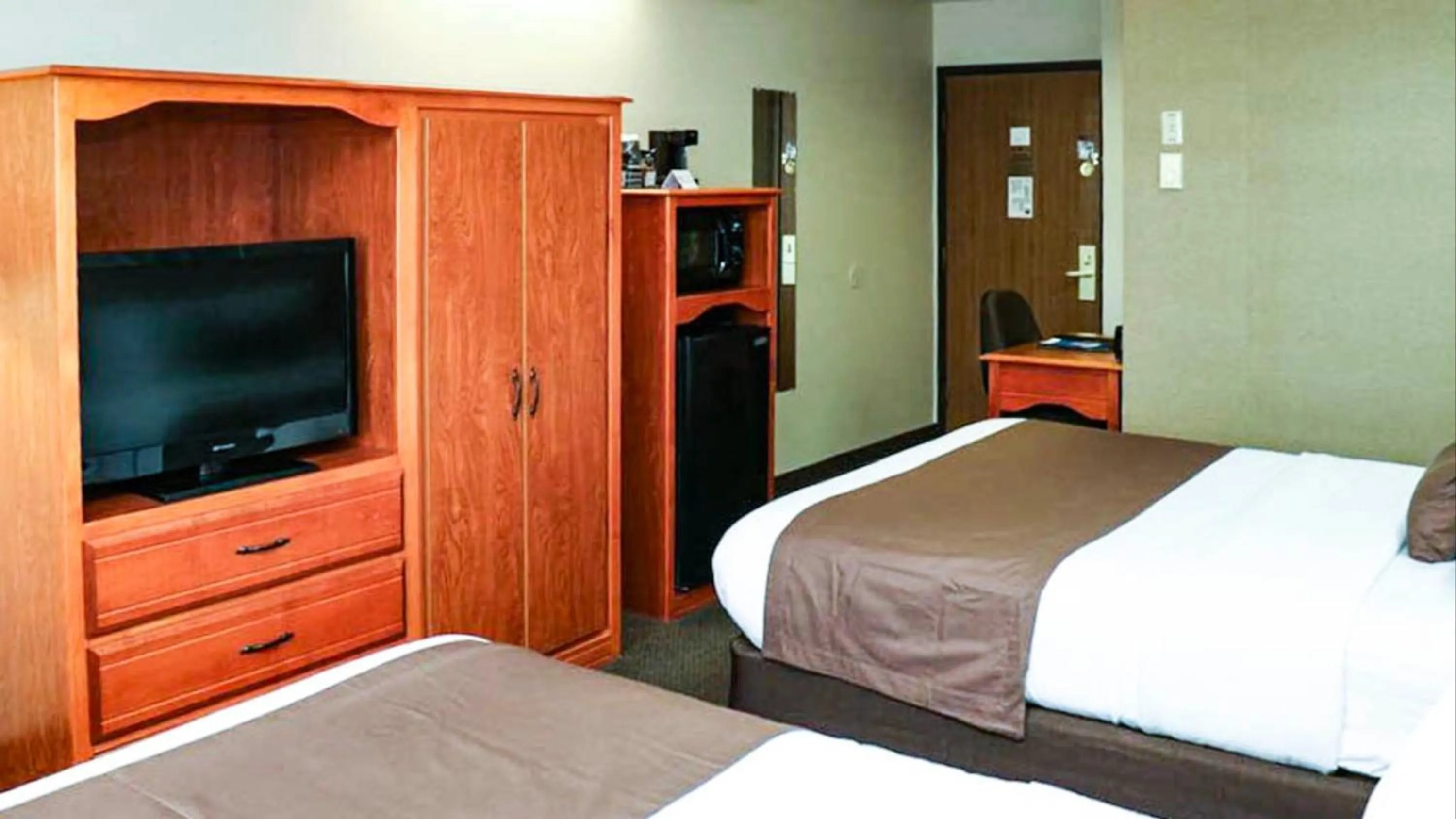 Bedroom, Bed in Studio 6 - Minot, ND