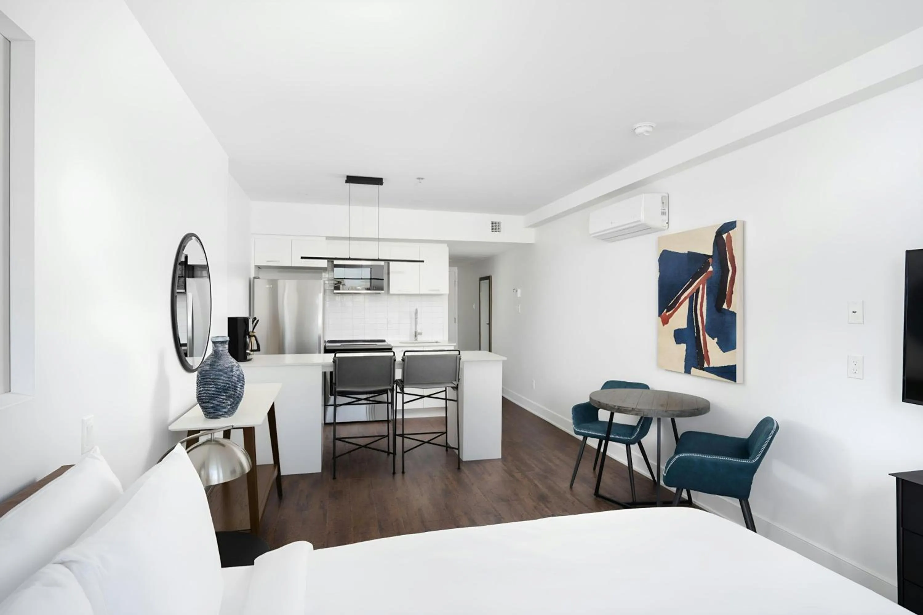 Kitchen or kitchenette, Bed in Sonder by Marriott Bonvoy Gare Saint Denis Apartments Downtown