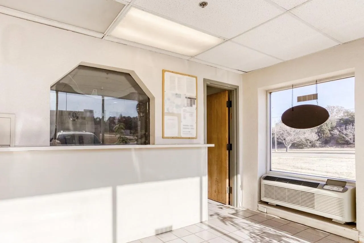 OXFORD INN, Lincoln Blvd