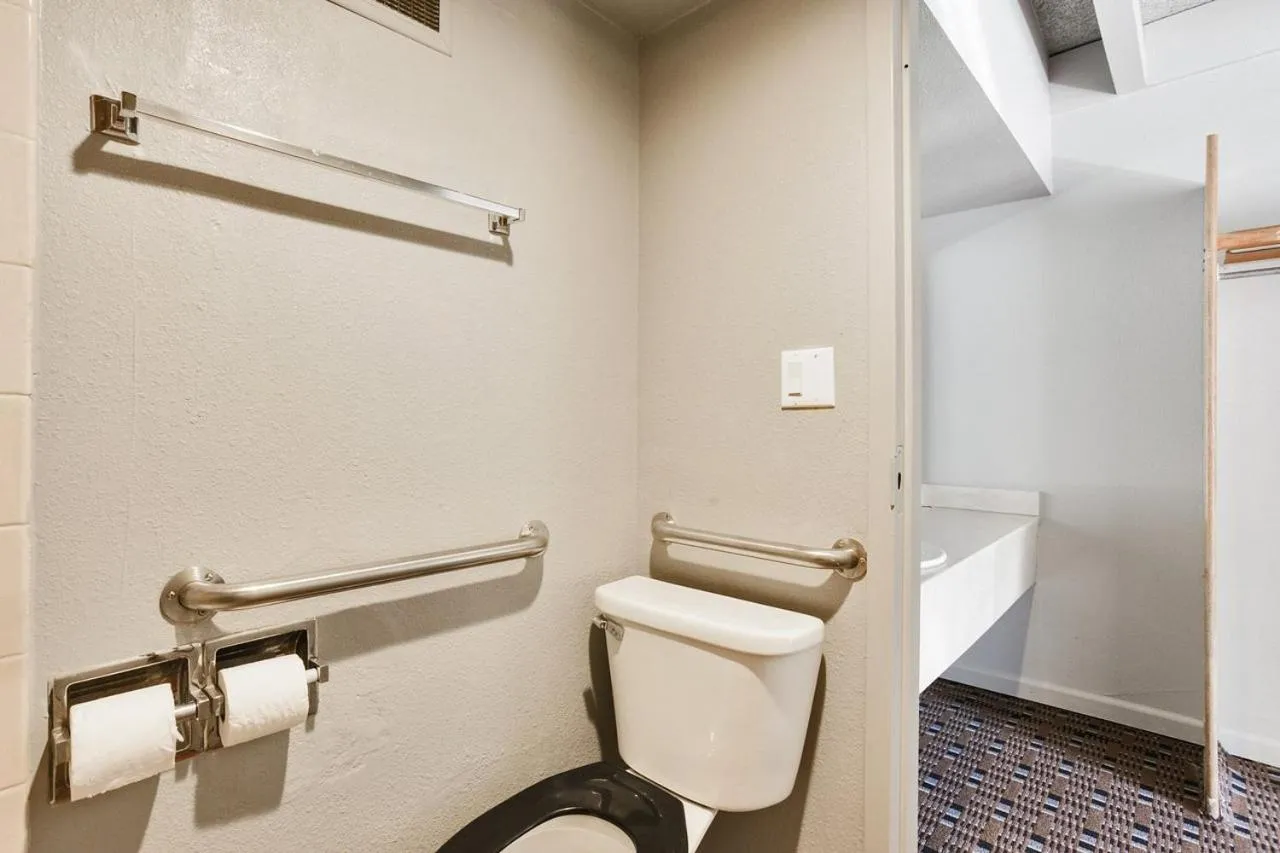 OXFORD INN, Lincoln Blvd