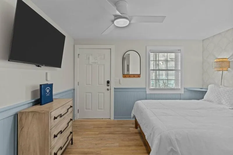 TV and multimedia, Bed in Loggerhead Inn and Suites