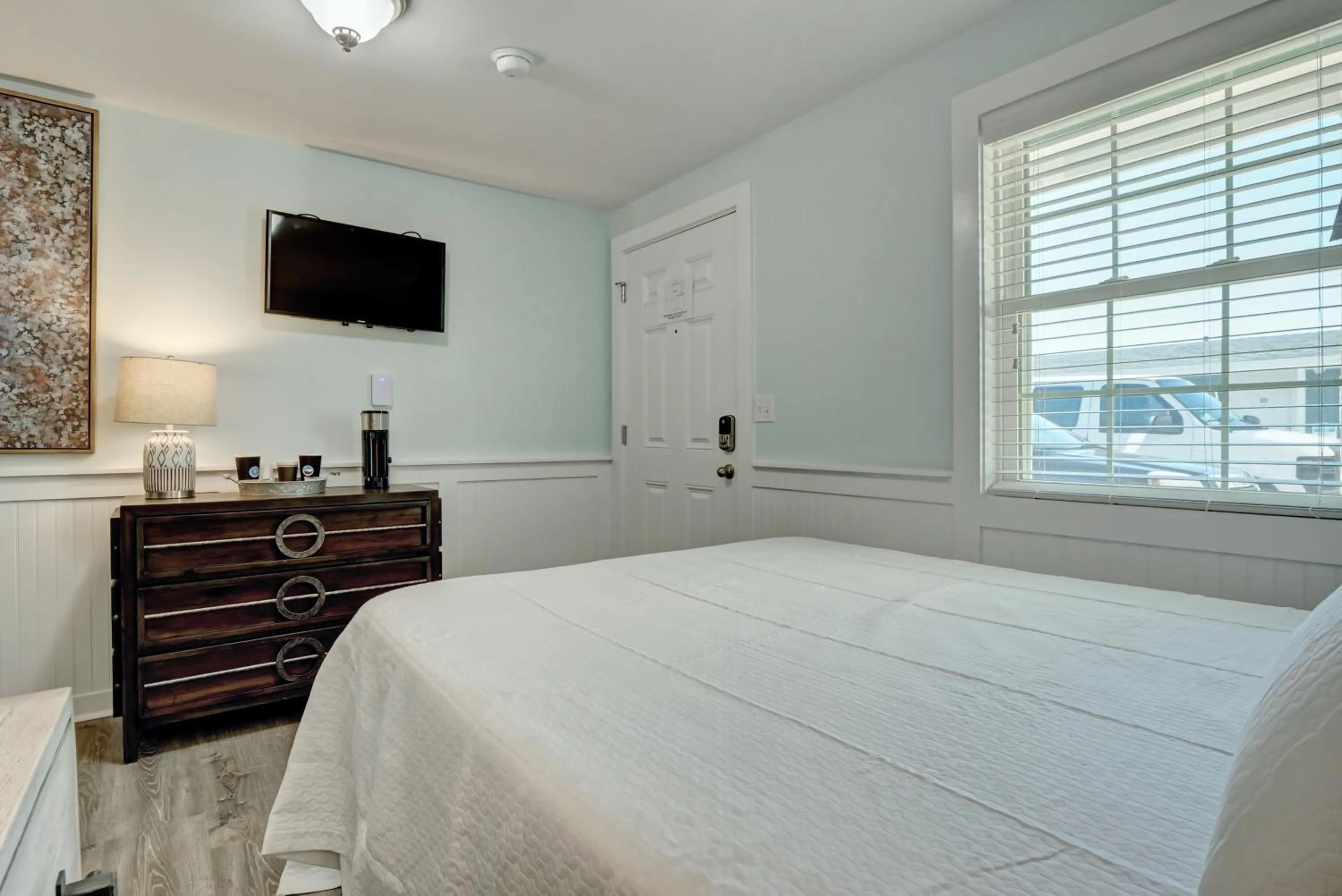 Property building, Bed in Loggerhead Inn and Suites