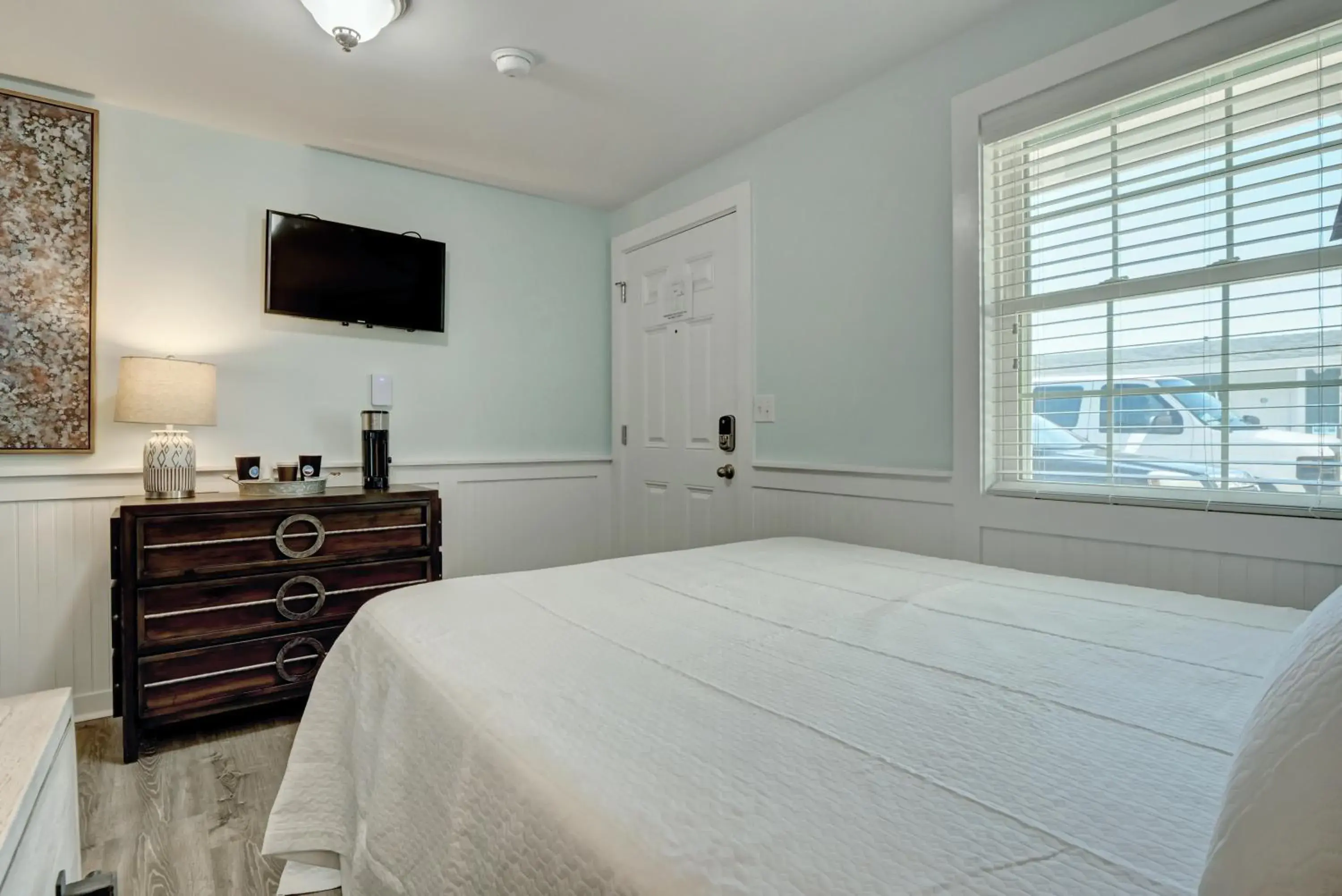 Property building, Bed in Loggerhead Inn and Suites Property building, Bed in Loggerhead Inn and Suites