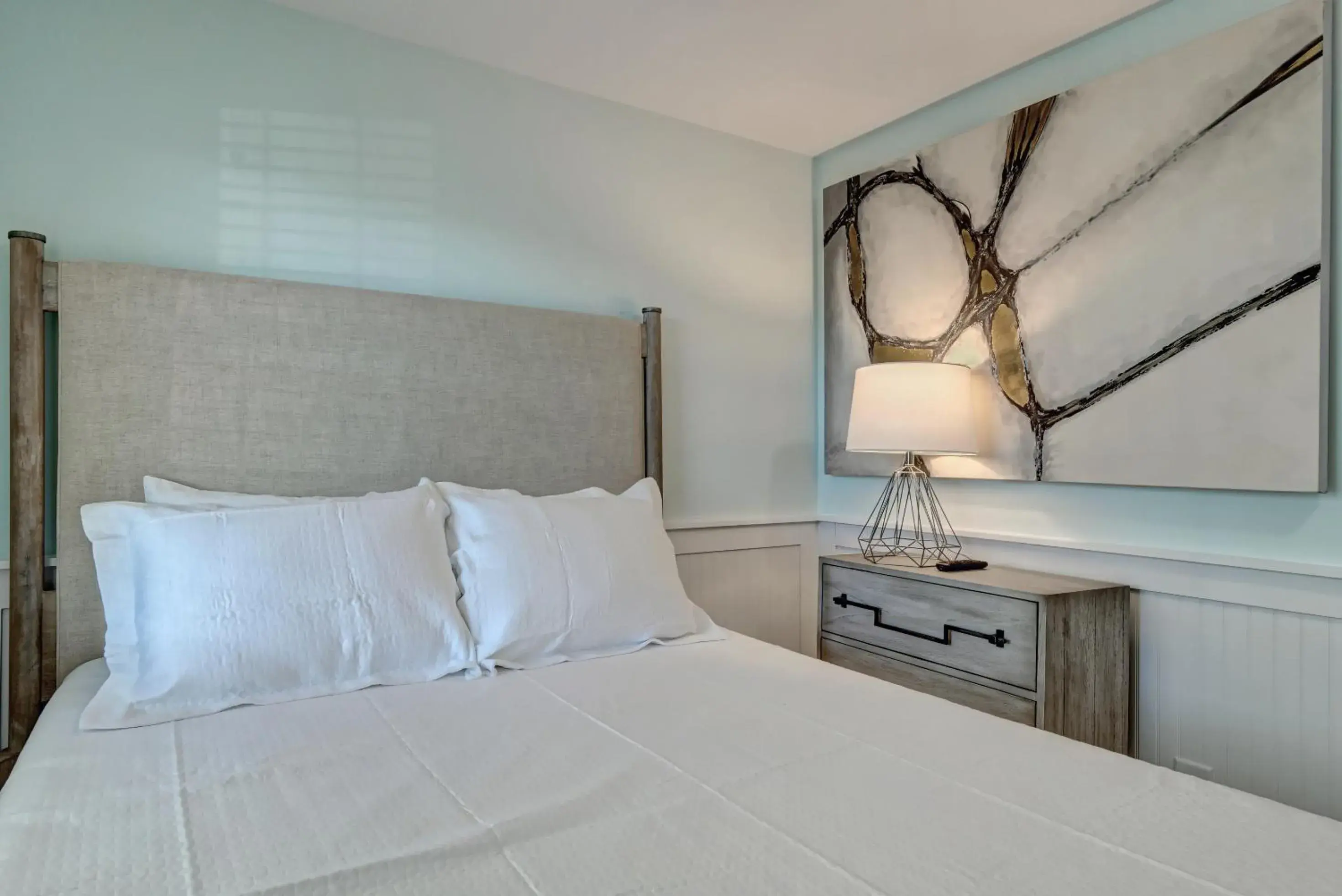 Property building, Bed in Loggerhead Inn and Suites Property building, Bed in Loggerhead Inn and Suites
